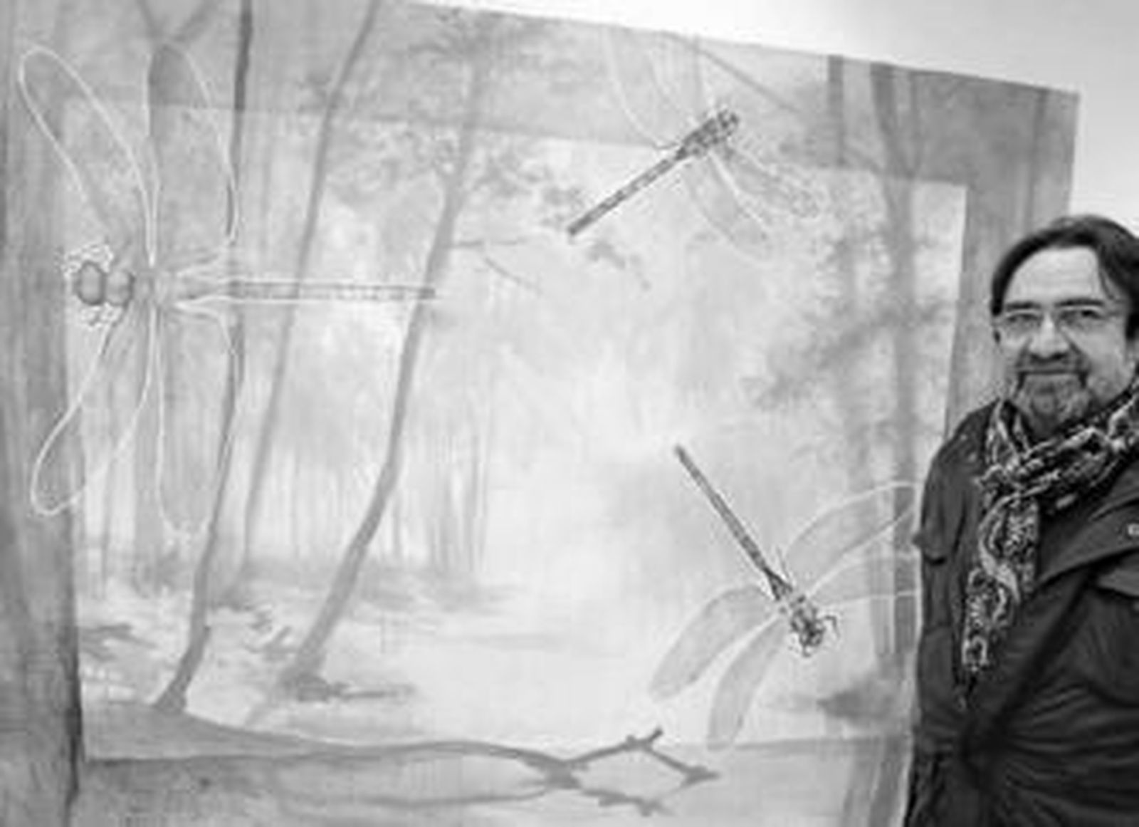 Pepe Barroso posa con una de sus obras ayer durante la inauguración de su muestra en 'ArteaDiario'.