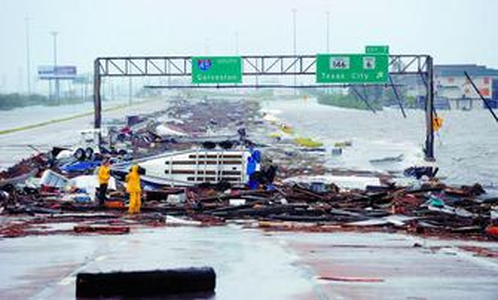 Reporteros de televisión, ayer, junto a los restos de varias lanchas motoras caídas sobre la interestatal 45, cerca de Galveston, tras el paso de 'Ike'.