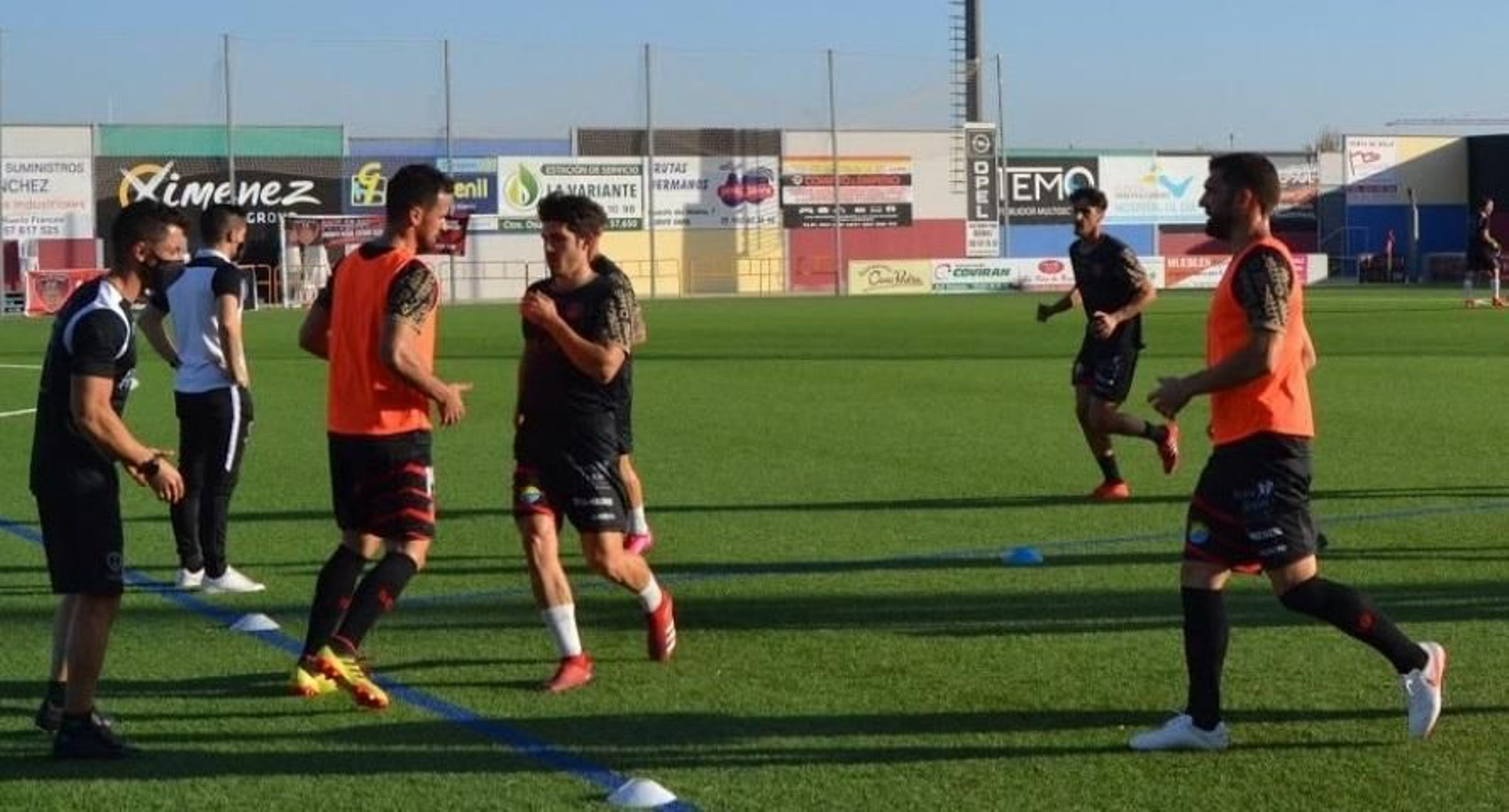 Los jugadores del Salerm, durante un entrenamiento previo a un encuentro.