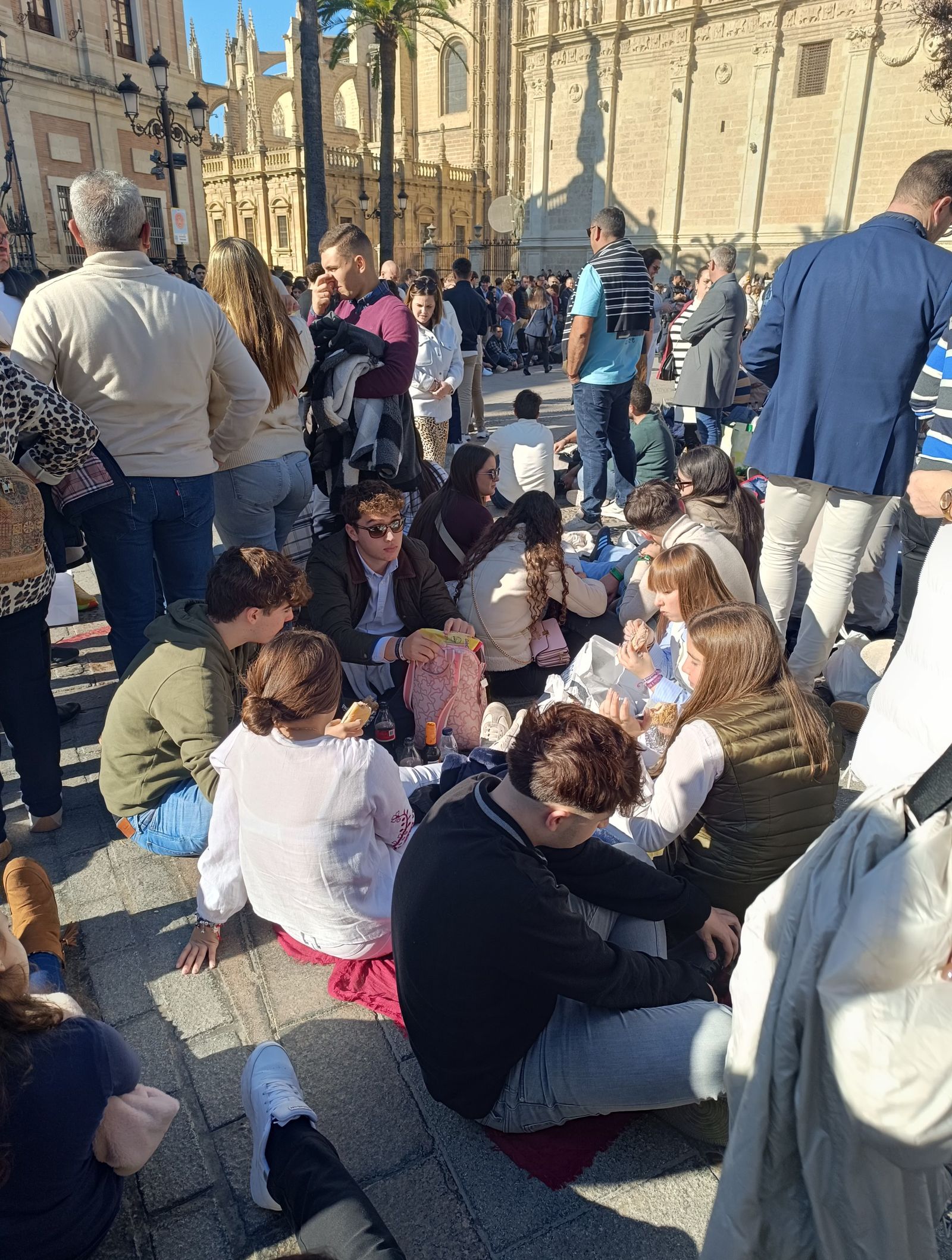 Acampada en la Plaza del Triunfo horas antes de que se iniciara la Magna.