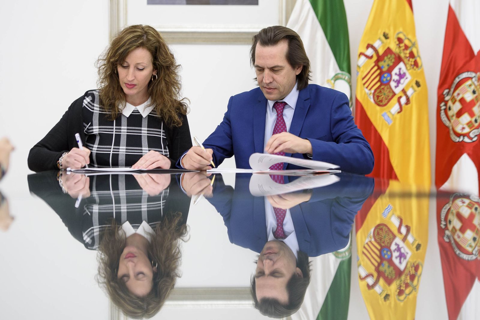 María Vázquez, en representación del PP, y Rafael Burgos, por parte de Ciudadanos, firmaron ayer el acuerdo.