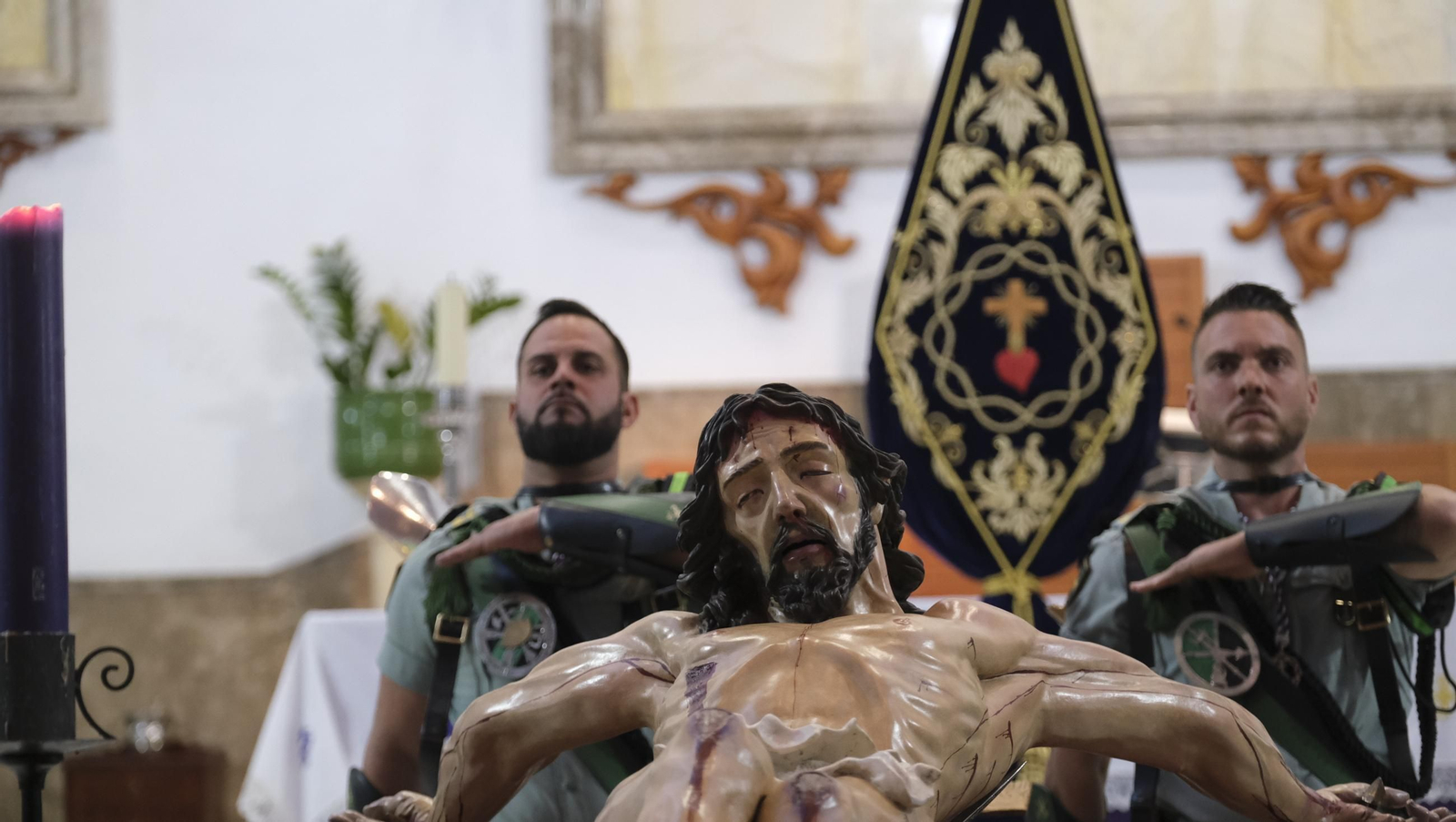 La Legión custodia el Cristo de la Buena Muerte en la Semana Santa de El Parador 2025
