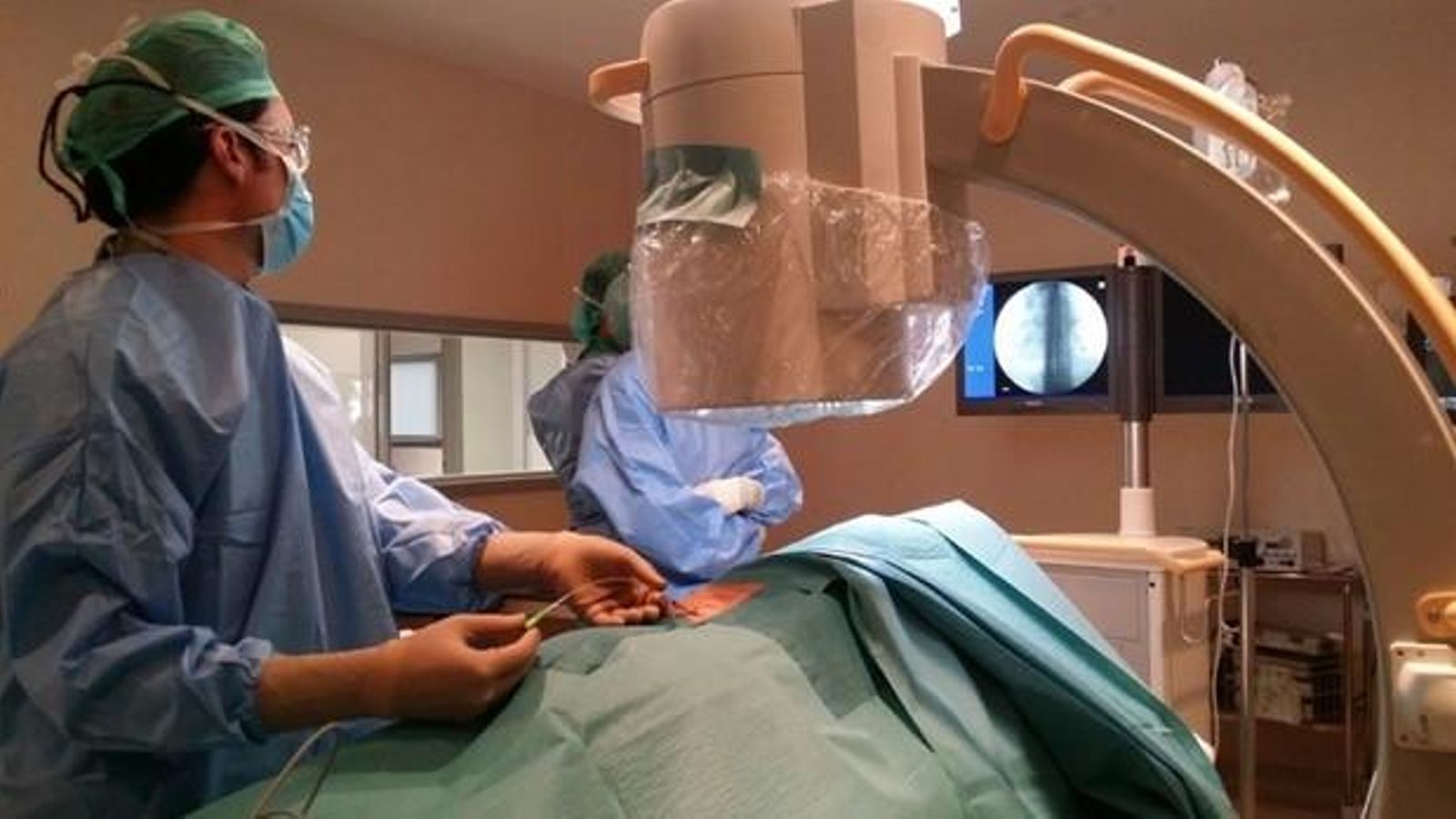 El doctor Maldonado durante la intervención