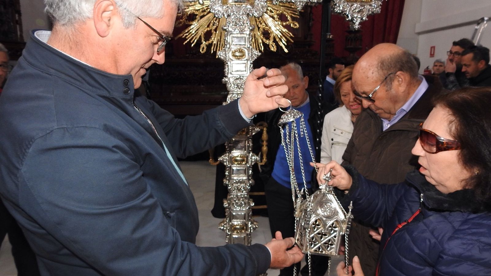Con los enseres de las cofradías huercalenses.