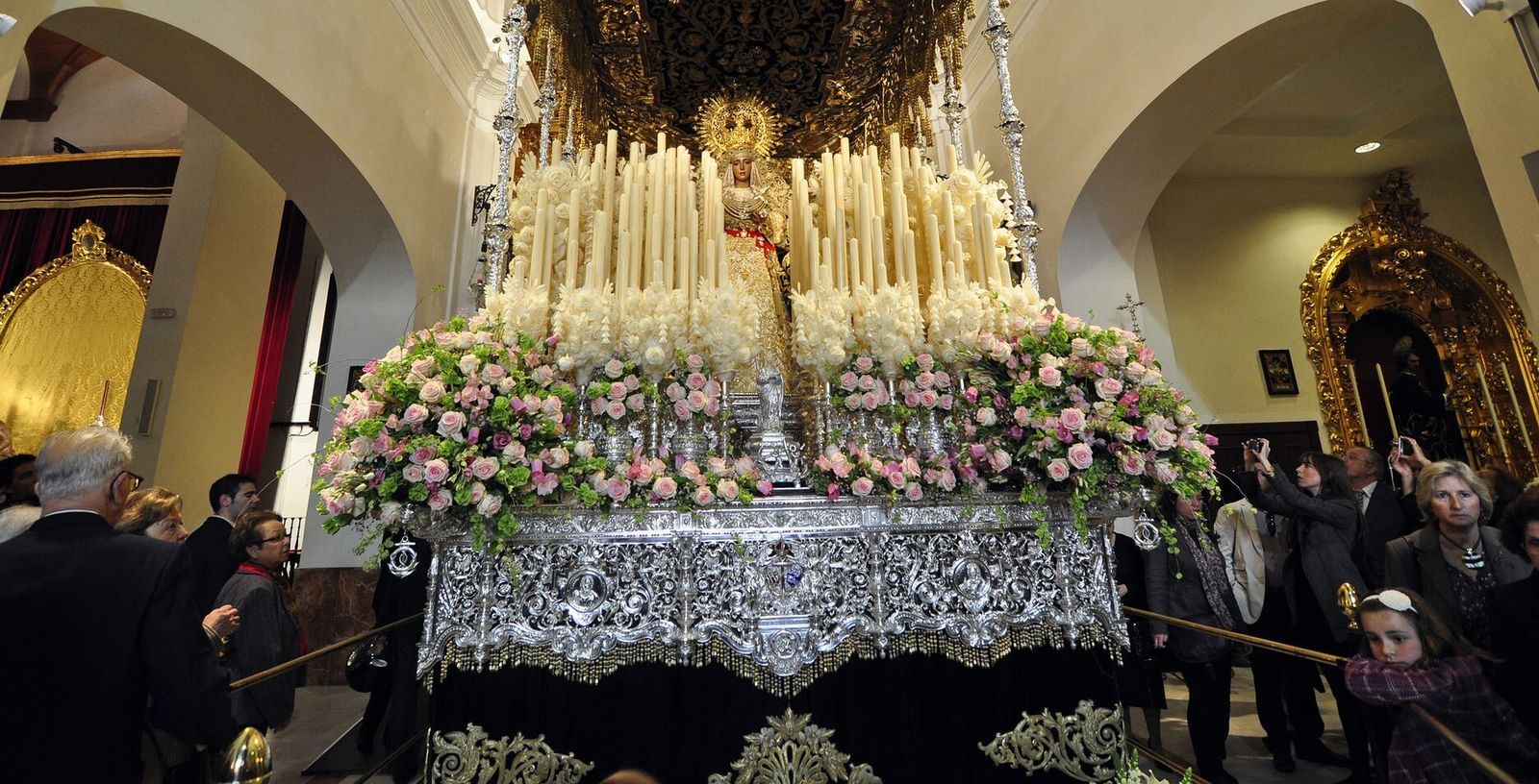 En la imagen, se observa la parte superior de los faldones del paso de la Esperanza de Triana.