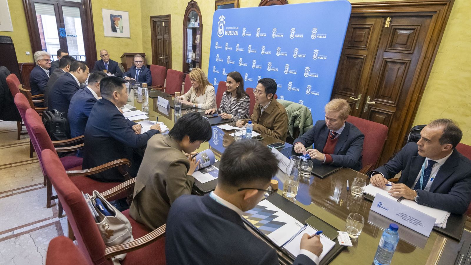Reunión institucional celebrada entre Ayuntamiento, Cámara de Comercio y empresarios con una delegación china.