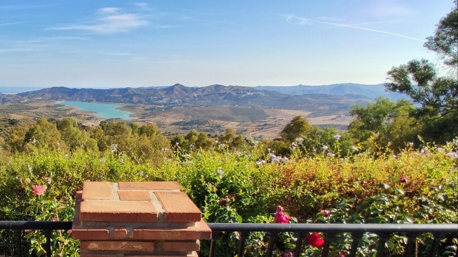 Vista del pantano de La Viñuela desde el municipio de Periana.