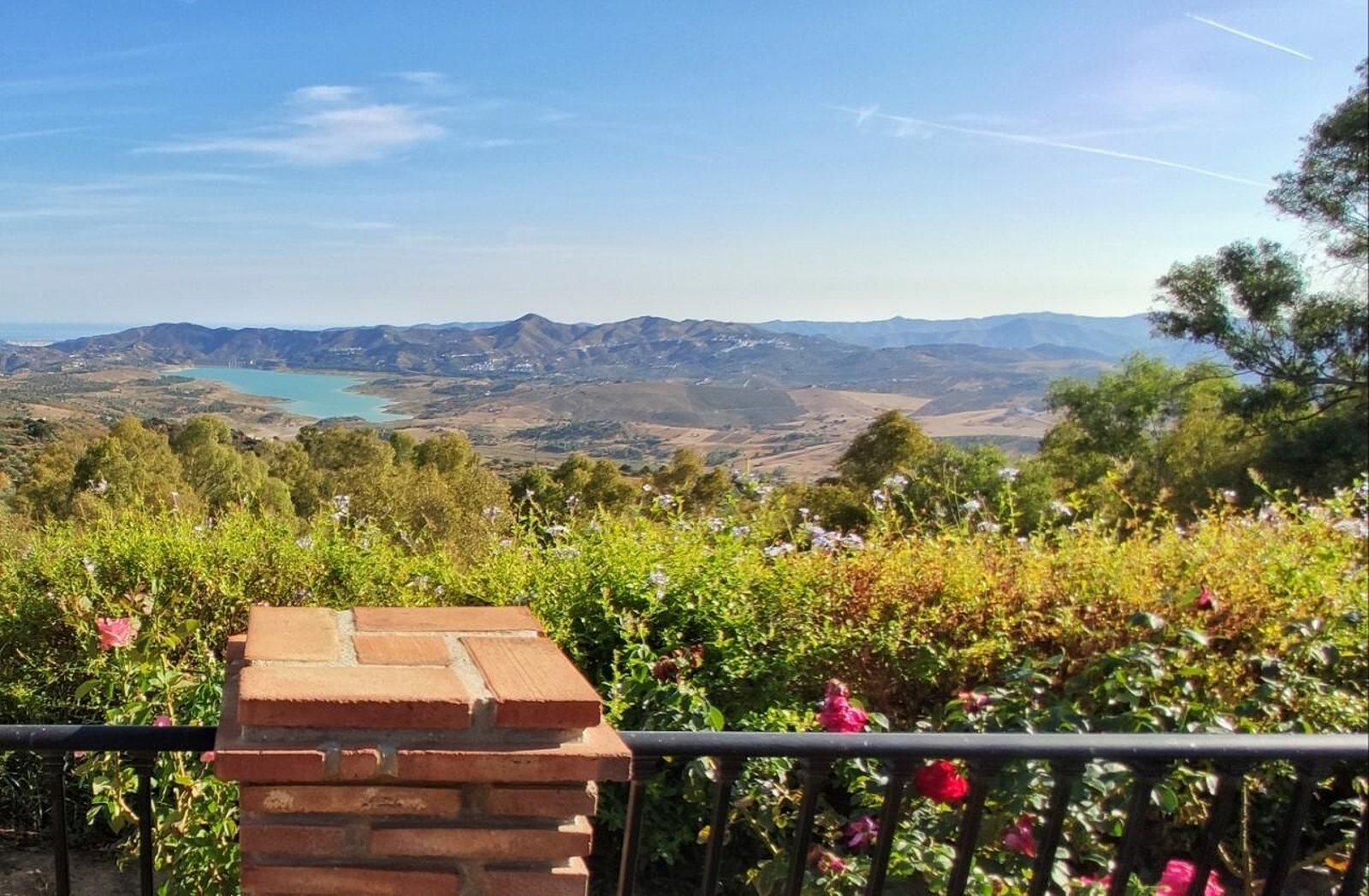 Vista del pantano de La Viñuela desde el municipio de Periana.