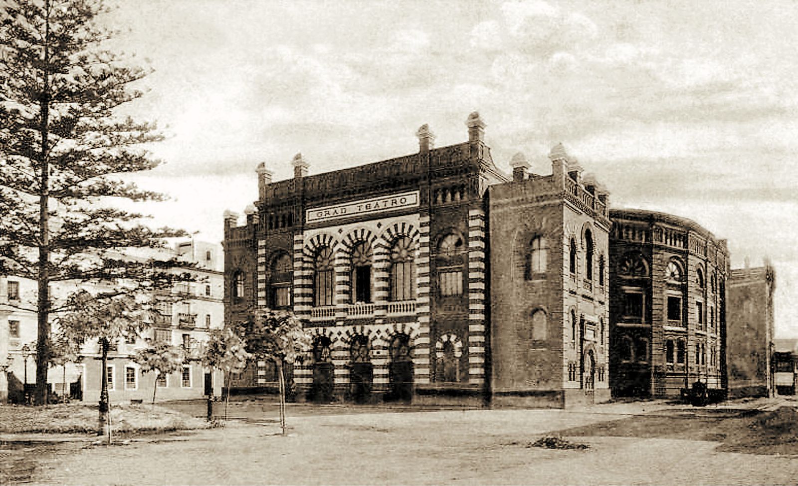 Imagen antigua del Gran Teatro Falla