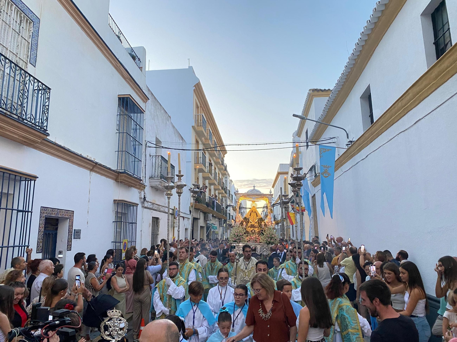 Momento de la salida procesional de la Patrona desde San Telmo.