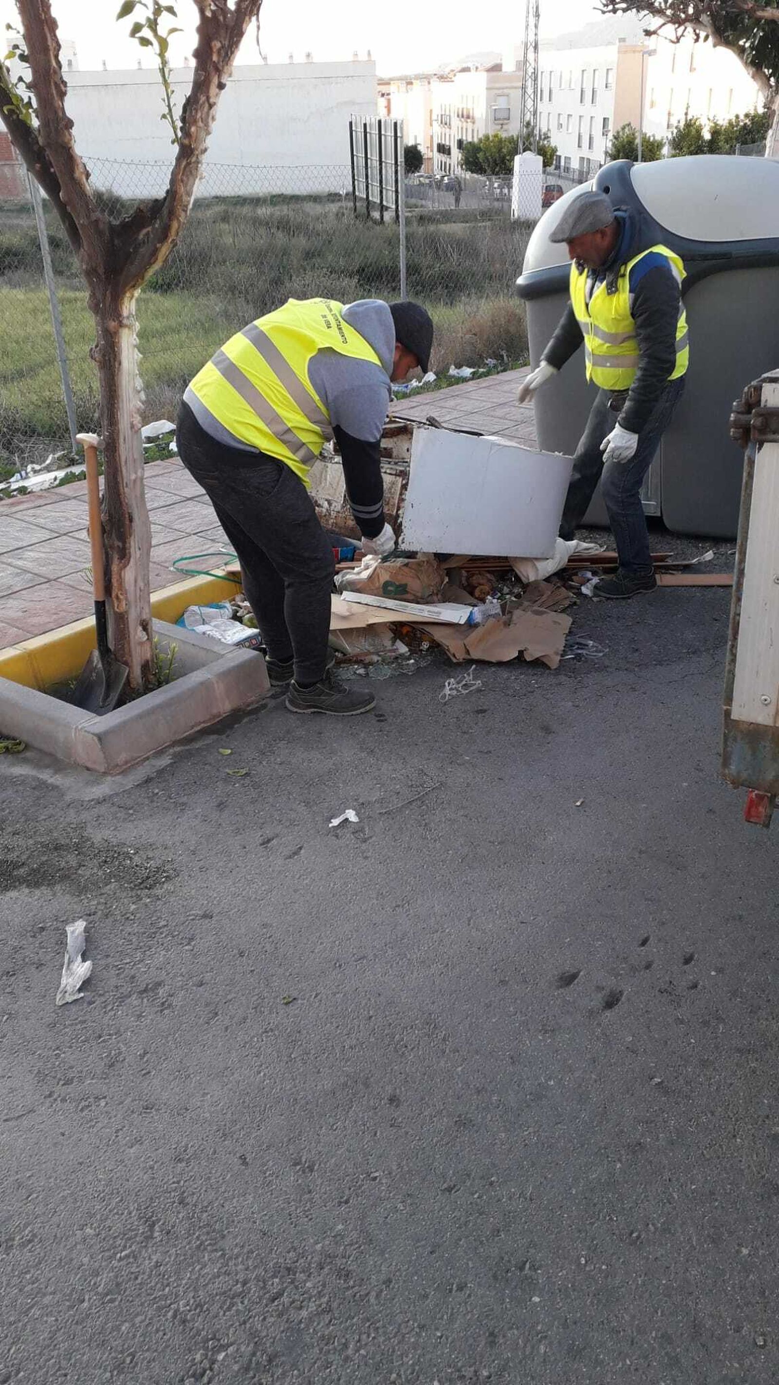 Dos peones recogen enseres de las calles de Vera.
