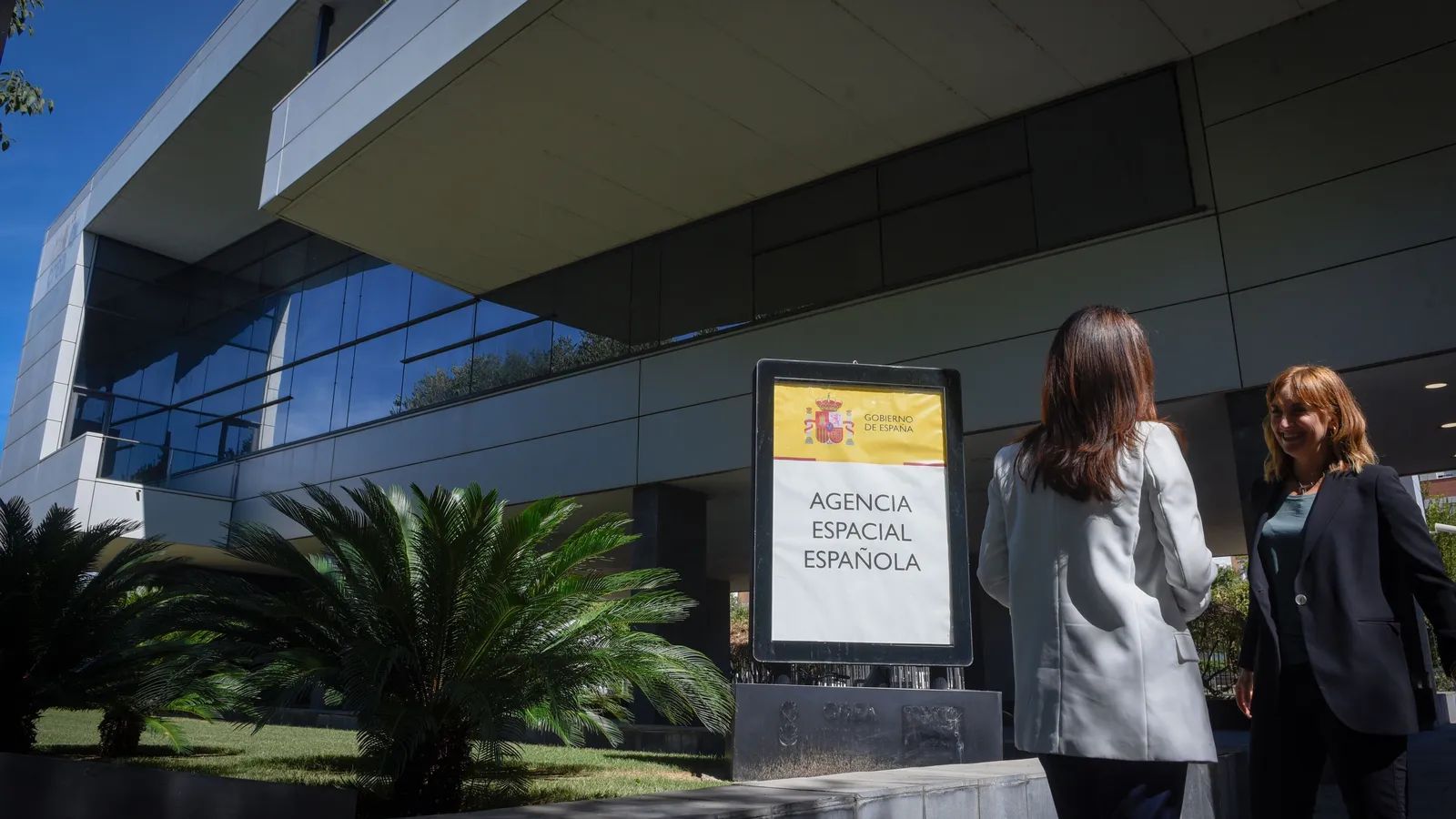 Puerta principal de la sede de la Agencia Espacial Española en el edifico CREA de Sevilla.