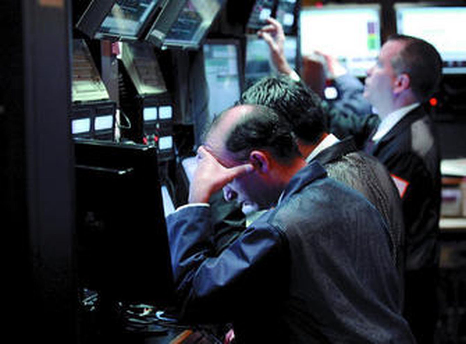 Agentes de bolsa, ayer, en el parqué de Wall Street.