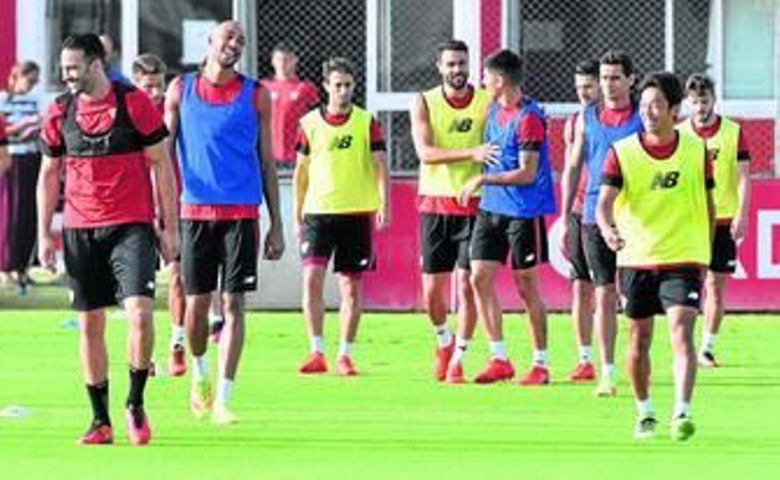 La plantilla sevillista, con Rami y Kiyotaje en primer plano, en un momento de distensión durante el entrenamiento en la ciudad deportiva.