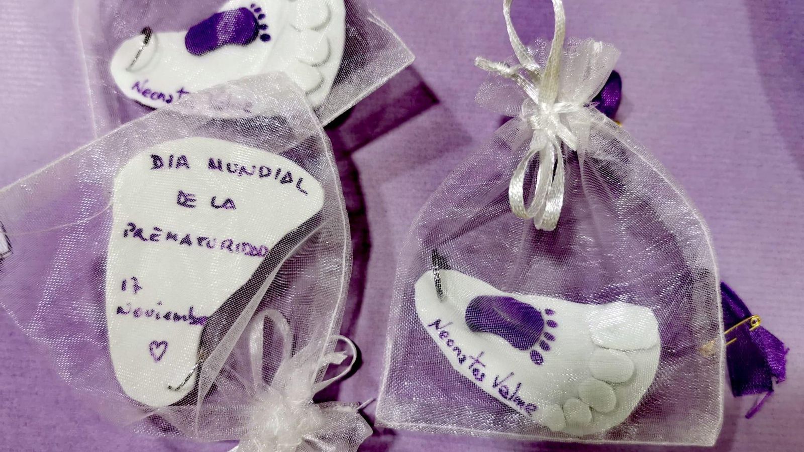 Detalle de recuerdos realizados por los profesionales de Neonatología para las familias.
