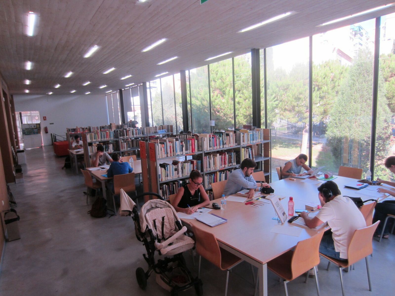La Biblioteca Pública Municipal Manuel Altolaguirre, en la Cruz de Humilladero.