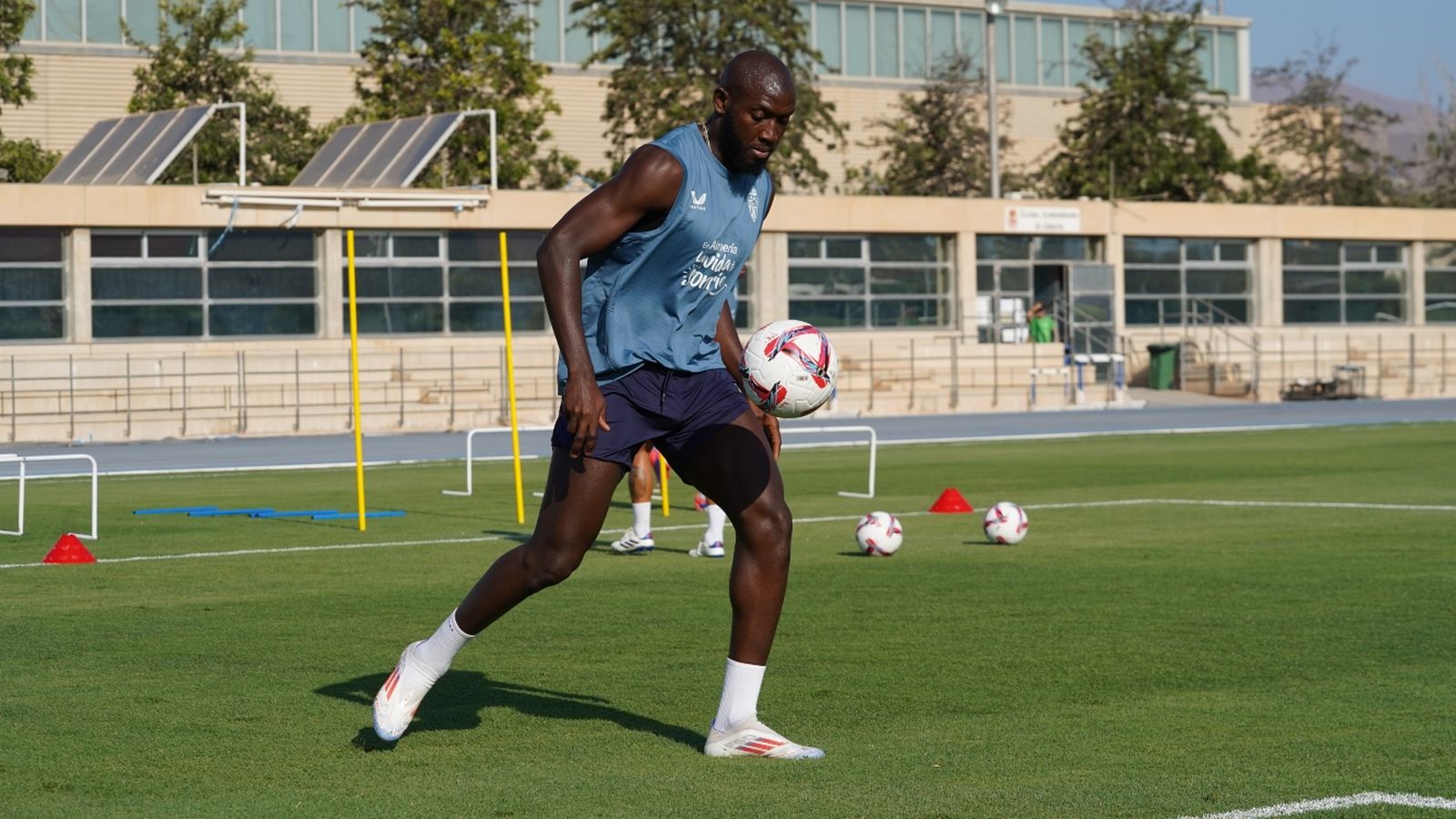 Ibrahima Koné realiza uno de los ejercicios durante los entrenamientos de pretemporada.