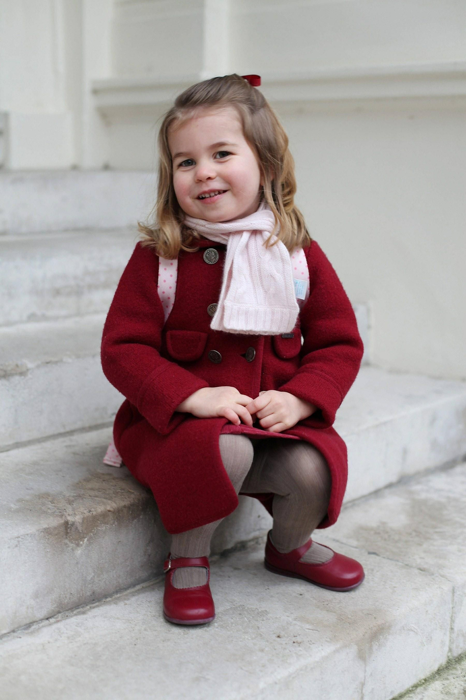 La princesa Carlota, con el famoso abrigo rojo de Amaia Kids en su primer día de guardería.