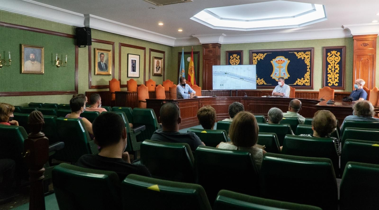 Vecinos y comerciantes de Nerja piden el inicio de las obras de la calle Diputación