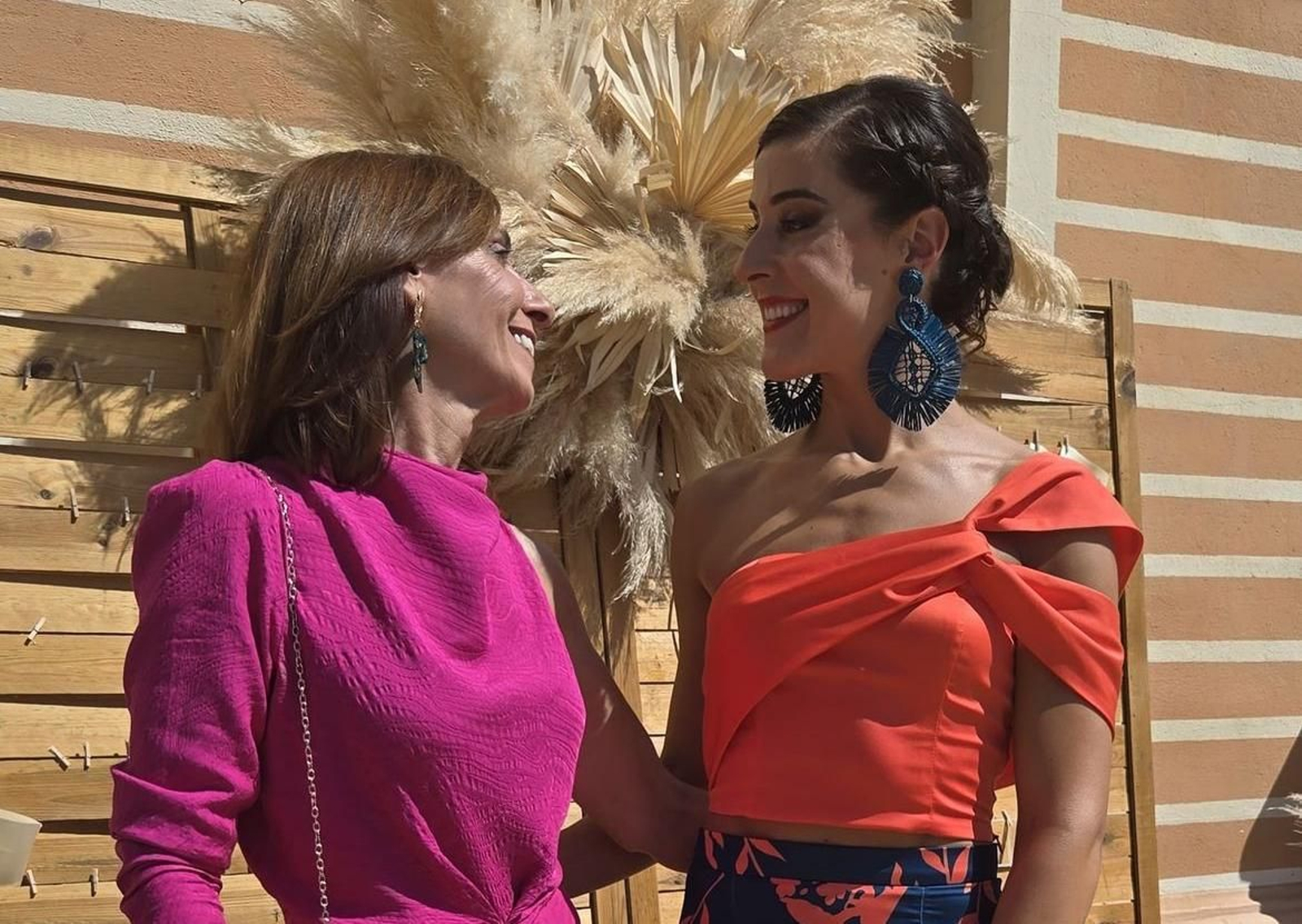 Carolina Marín posa junto a su madre en una boda en Huelva.
