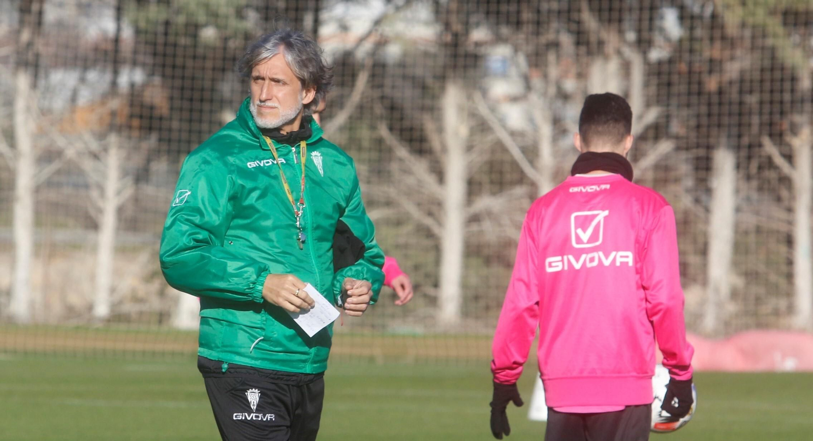 Pablo Alfaro, atento al trabajo de sus jugadores en el entrenamiento.