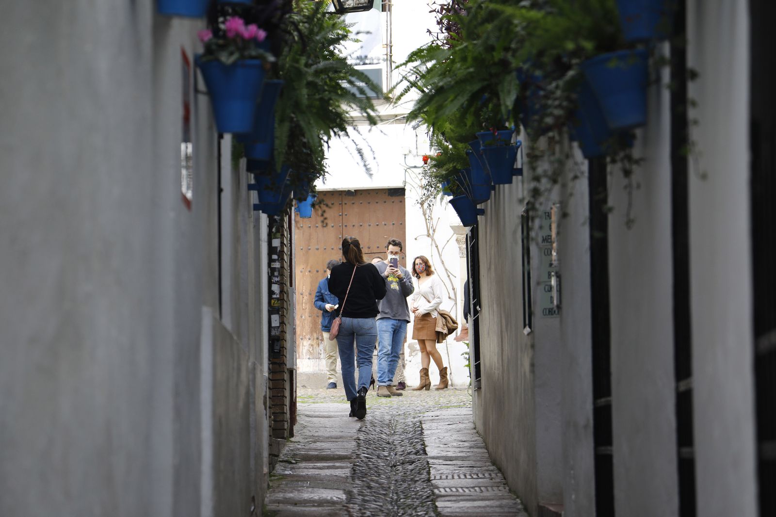 El buen tiempo llena las calles y terrazas en el primer día del Puente de Andalucía en Córdoba