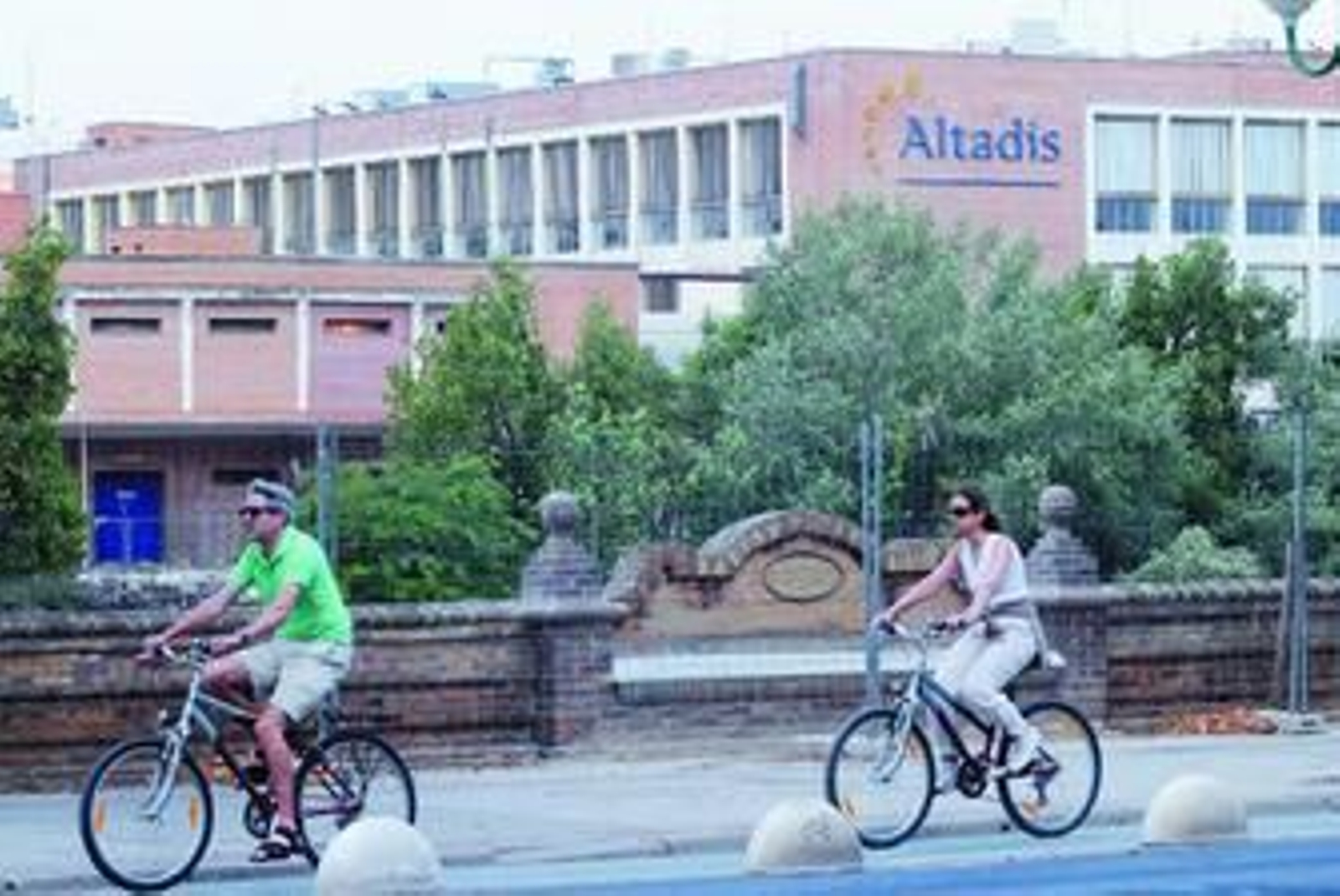La Fábrica de Tabacos de Los Remedios, un buen ejemplo de la arquitectura moderna española de los años 50.
