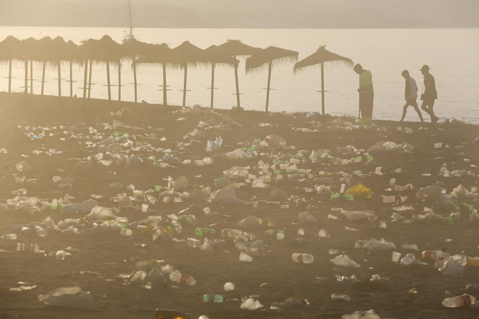 Las fotos de la basura en las playas de Málaga tras San Juan