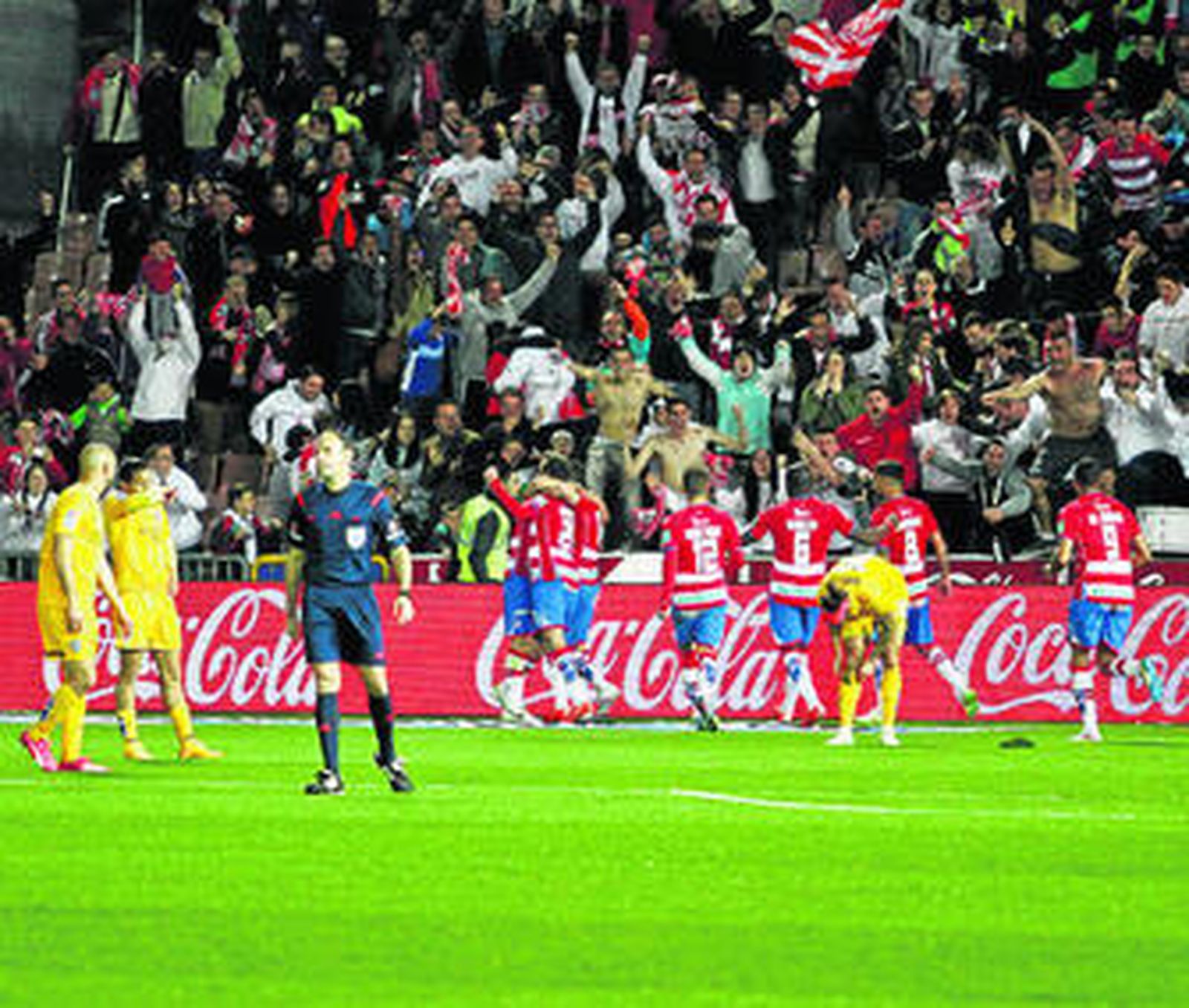 Los jugadores del Málaga se lamentan tras el gol del Granada.