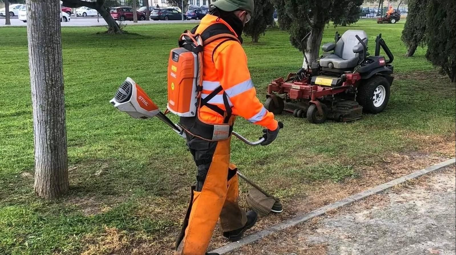 Operario del Servicio de Parques y Jardines de Jerez, en plena faena.