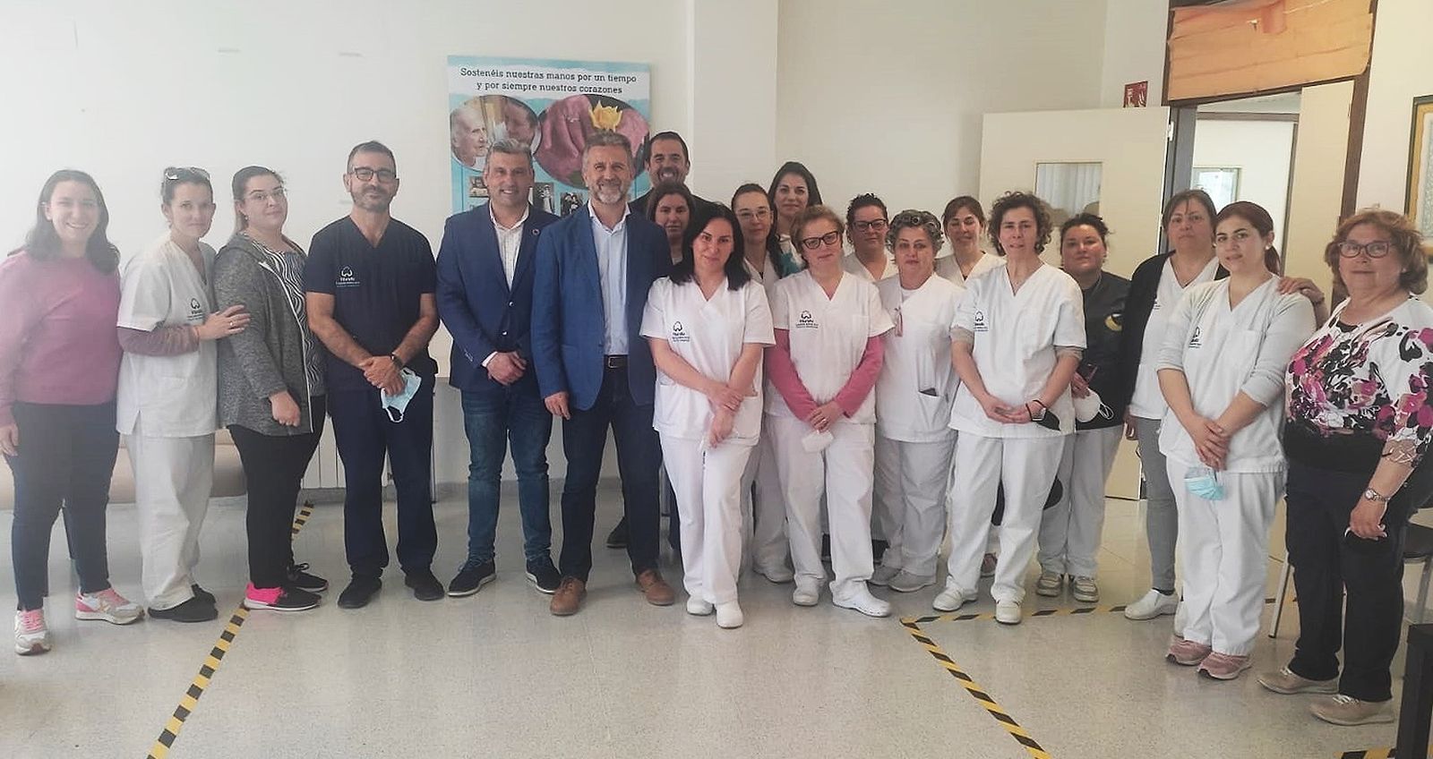 Trabajadores y representantes institucionales en la residencia Isidoro Fernández de Villaralto.