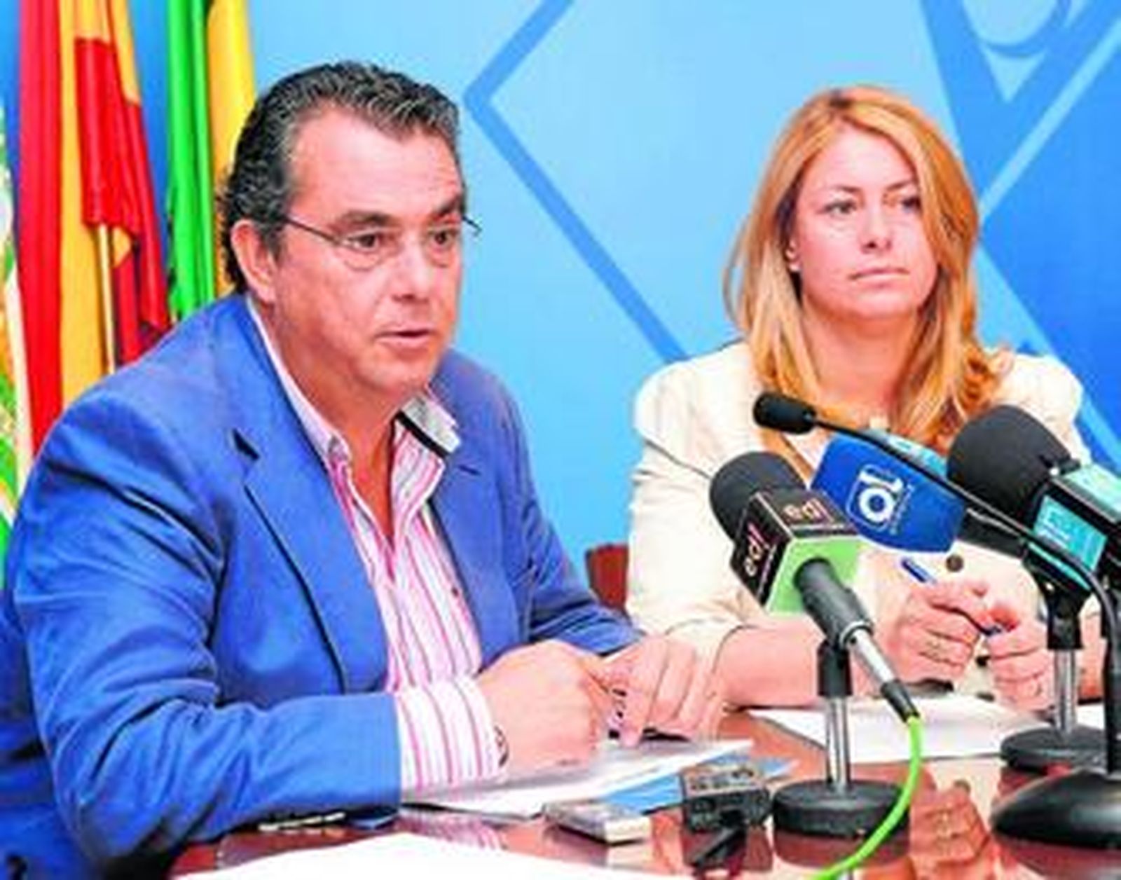 El alcalde, Enrique Moresco, y la concejala de Hacienda, Leocadia Benavente, durante una rueda de prensa celebrada recientemente.