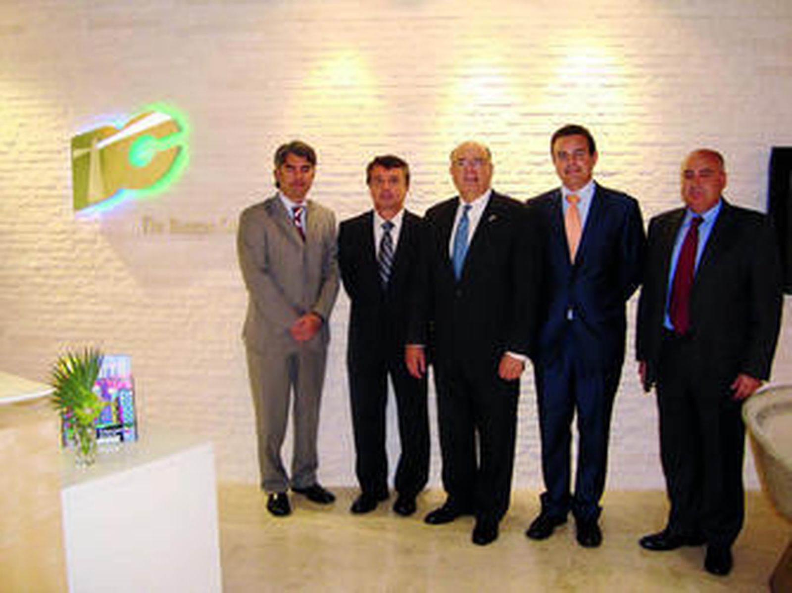 Responsables de la Cámara en The Beacon Council, agencia de desarrollo y colaboración económica de Miami.