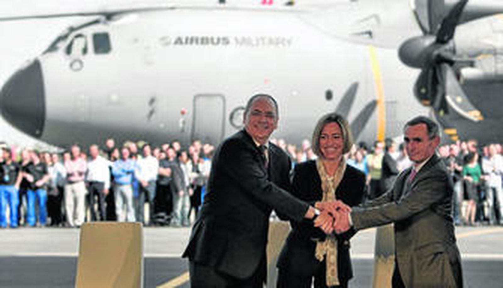 Domingo Ureña (Airbus Military), Carme Chacón (Ministerio de Defensa) y Patrick Bellouard (Occar), ayer, en Sevilla.