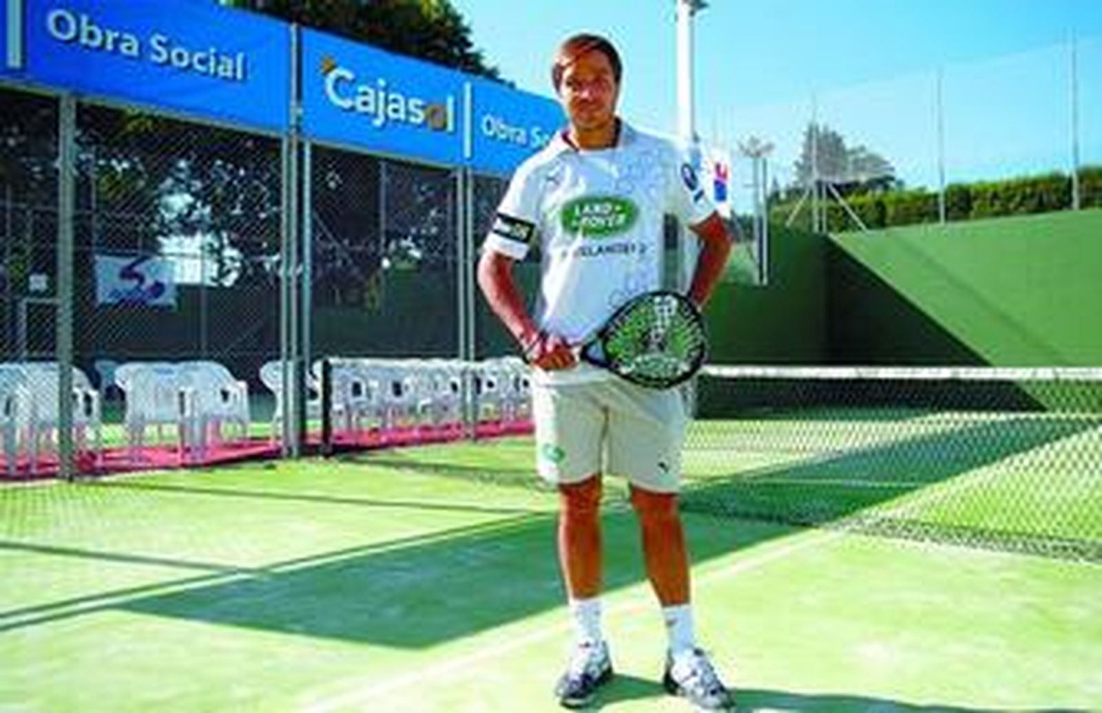 Belasteguín posa en las pistas del Club Nazaret, donde impartió un Clínic para los más pequeños.