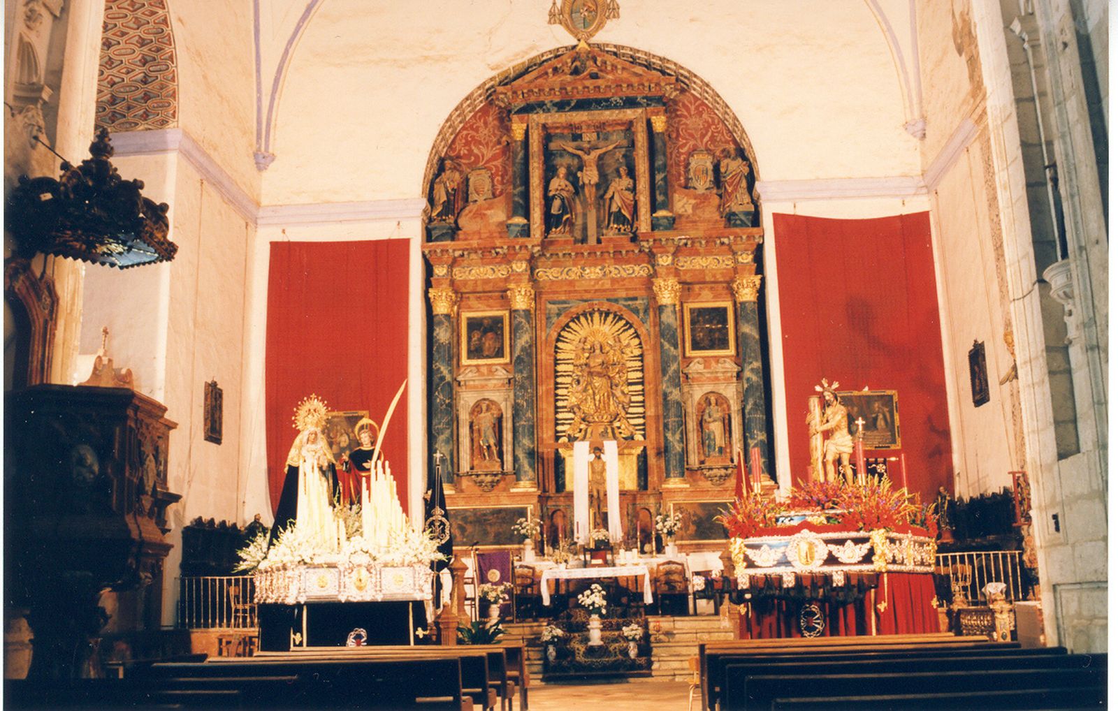 Los pasos de la hermandad en la parroquia de la Asunción de Santaella.