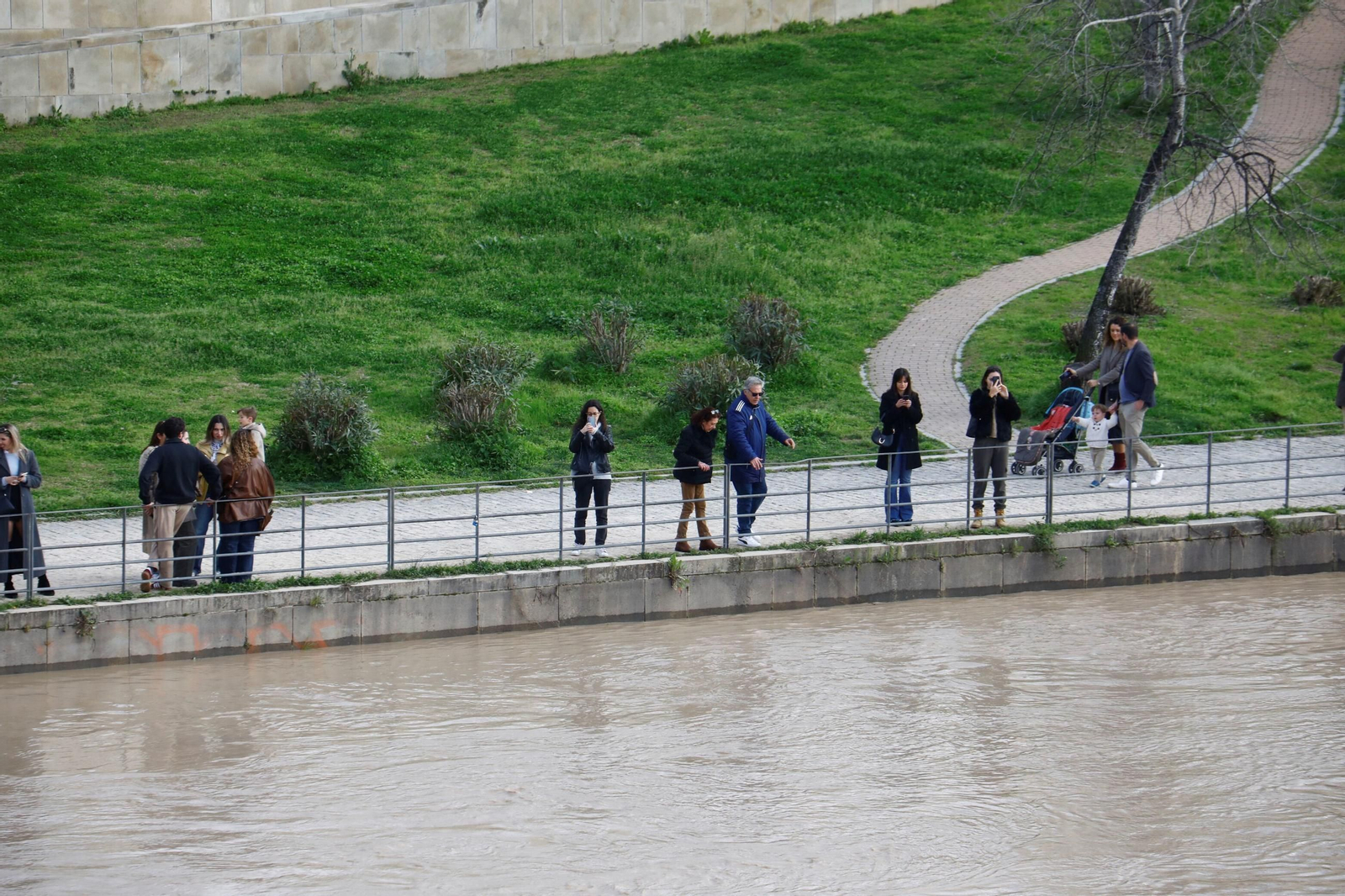 Los cordobeses se echan a la calle en un sábado soleado y sin lluvia, en imágenes