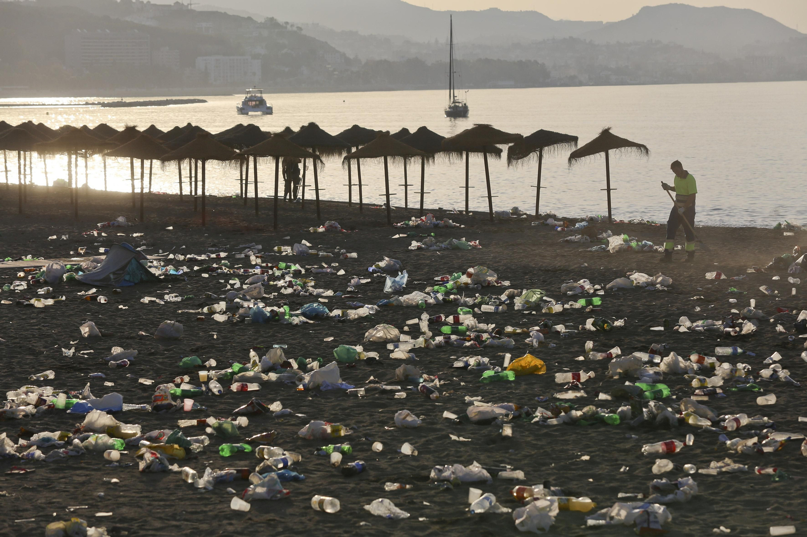 Las fotos de la basura en las playas de Málaga tras San Juan