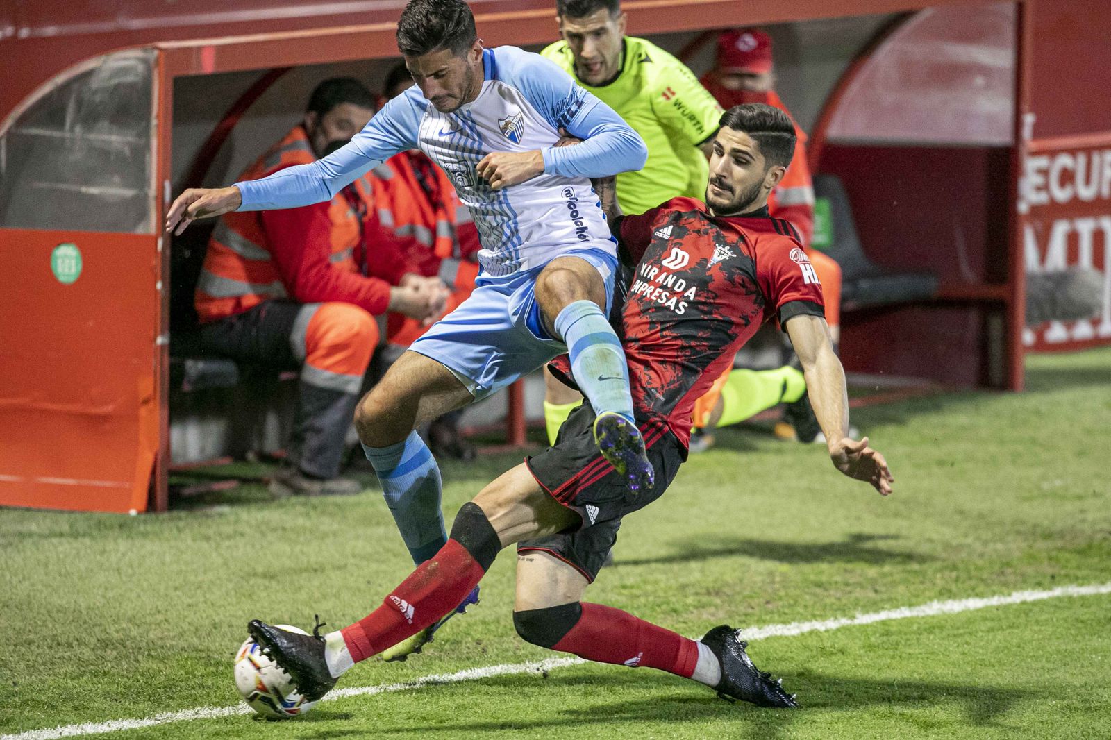 Berrocal realiza una entrada a un jugador del Málaga.