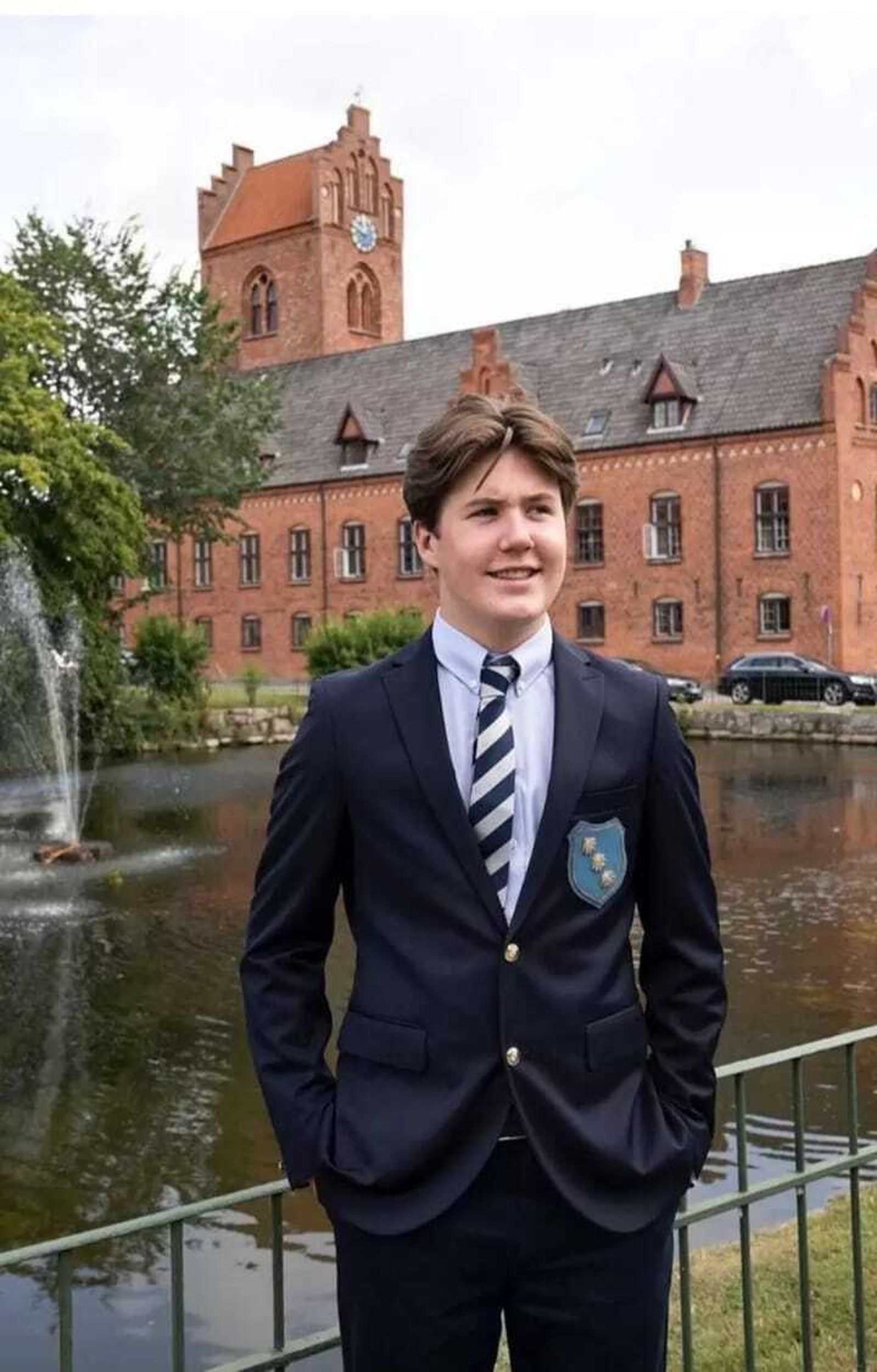 El príncipe Christian, frente al colegio Herlufshom.