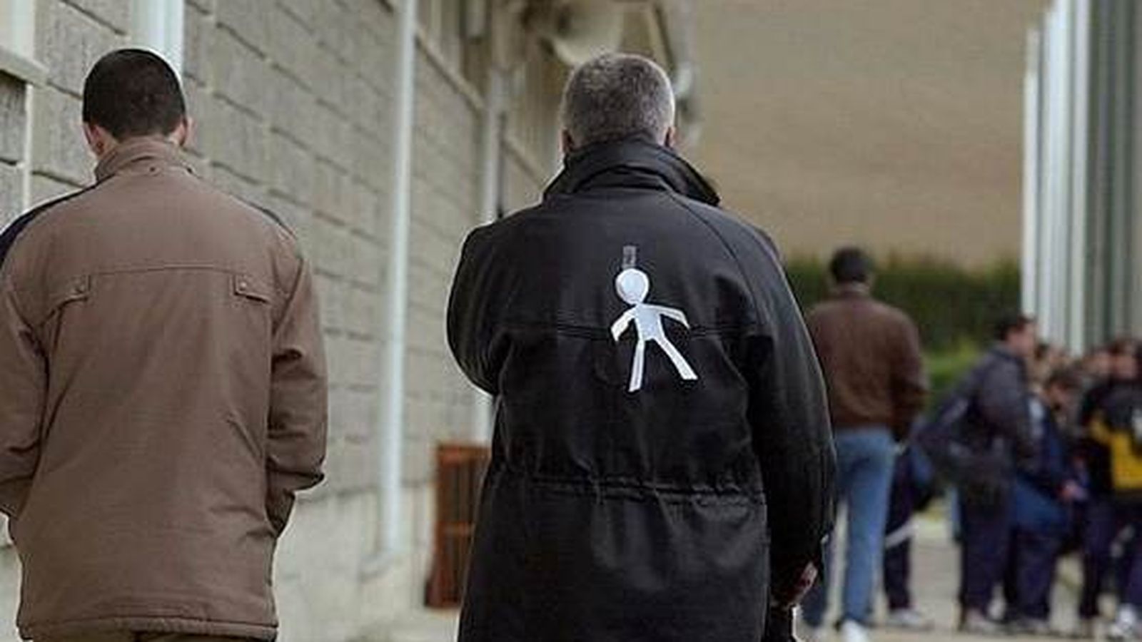 El monigote de papel en la espalda es ya un icono de este día