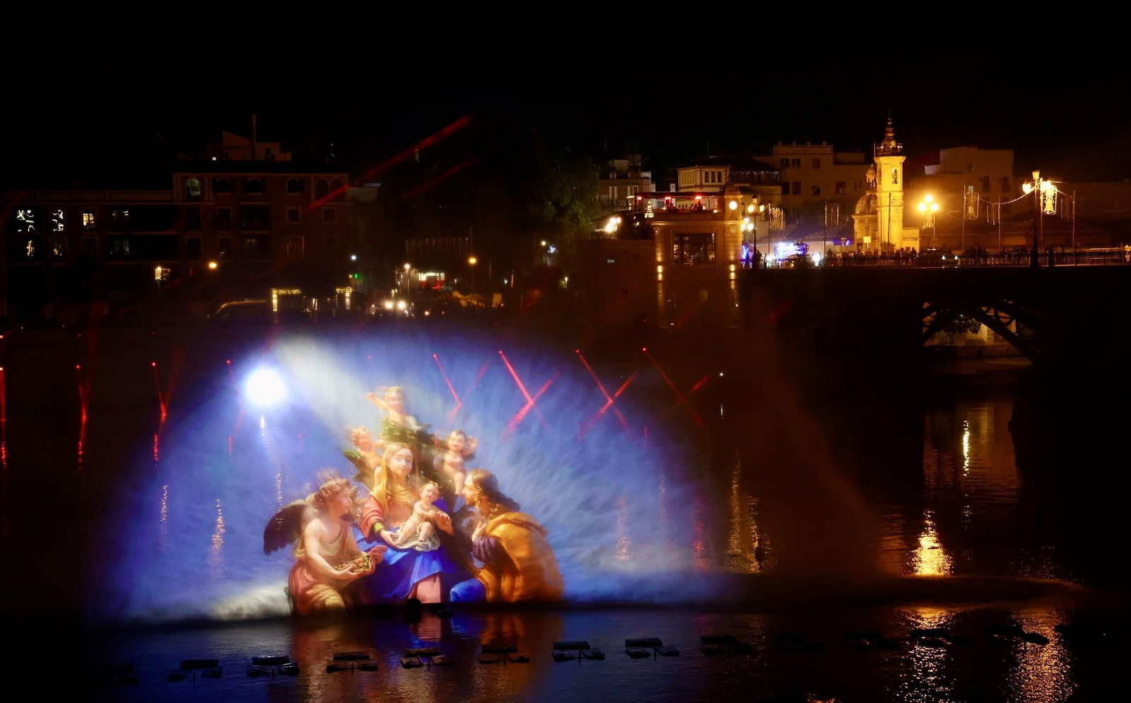 Así es la nueva edición de 'Navigalia': las fotos del espectáculo en el río