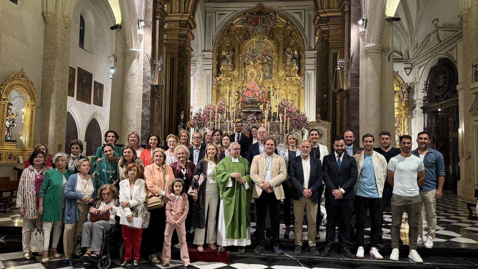 Foto de familia tras el acto de la ofrenda floral.
