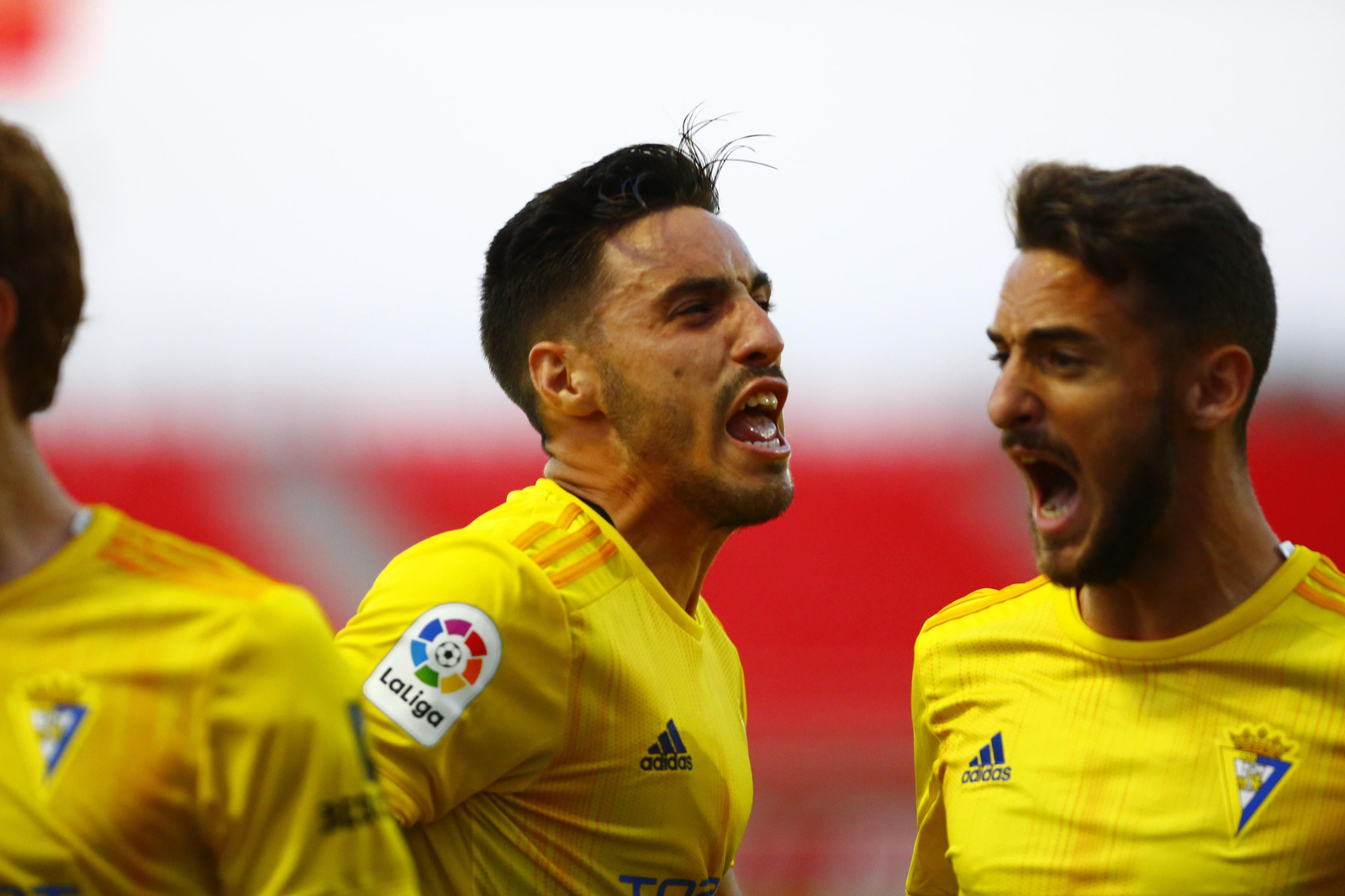 Iza Carcelén (i) celebra con Javi Navarro uno de los goles frente al Mirandés.