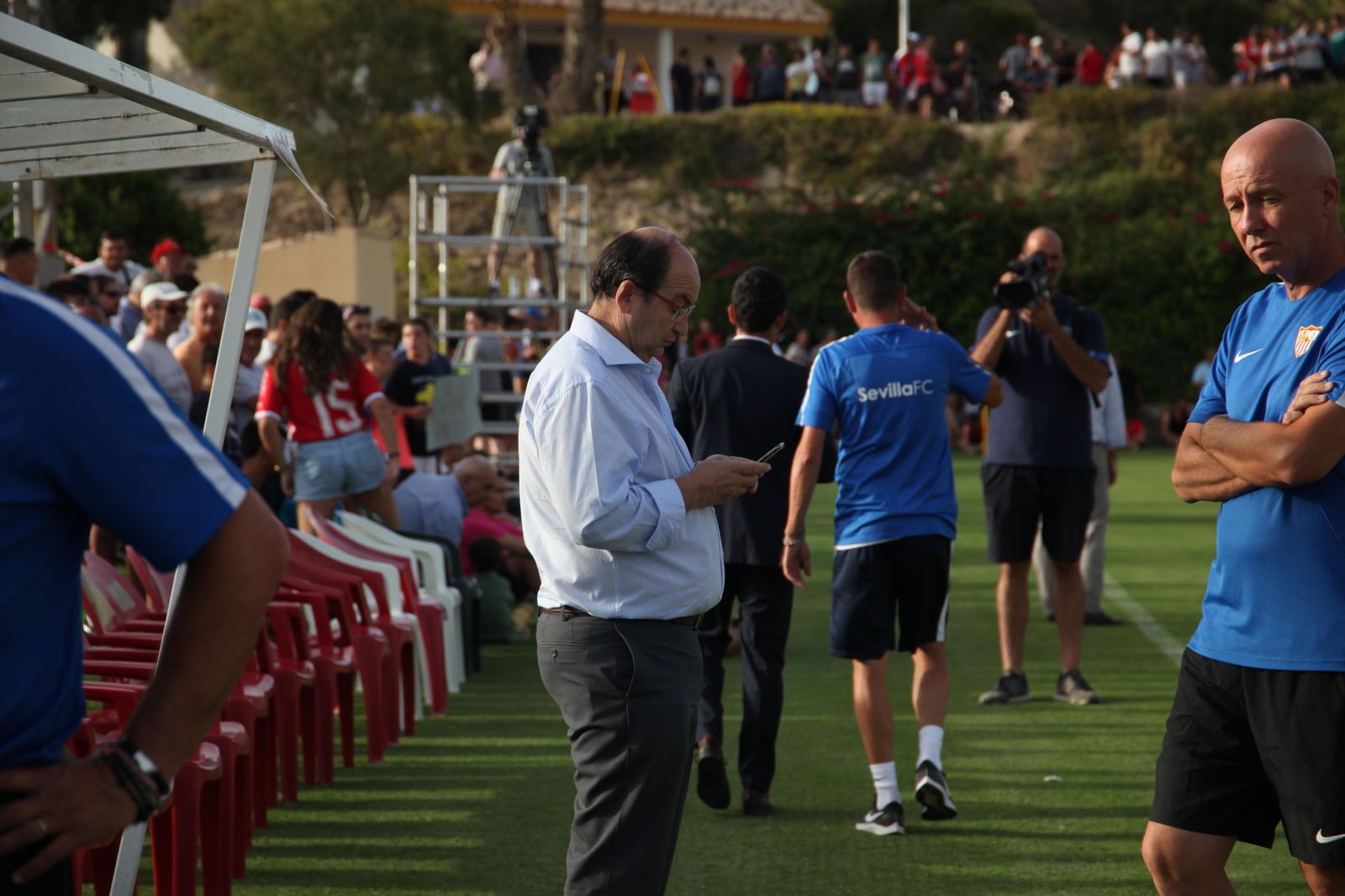 José Castro consulta su móvil en el último amistoso del Sevilla, ante el Murcia.