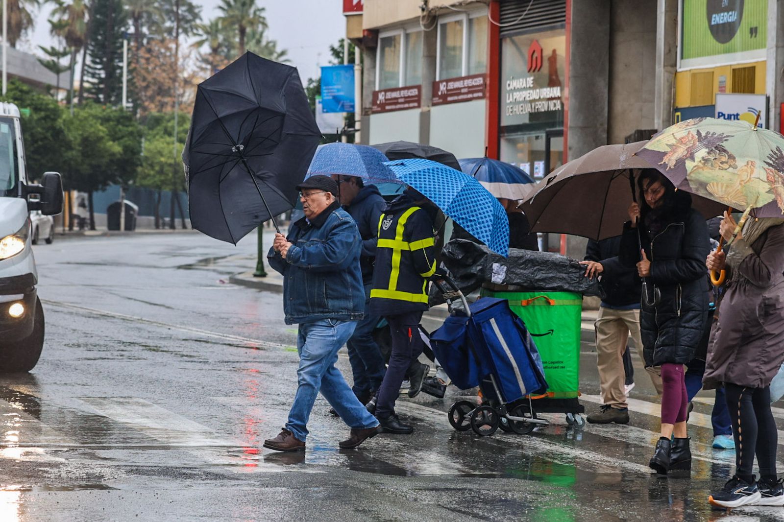 Fotografías de la mañana lluviosa en la capital