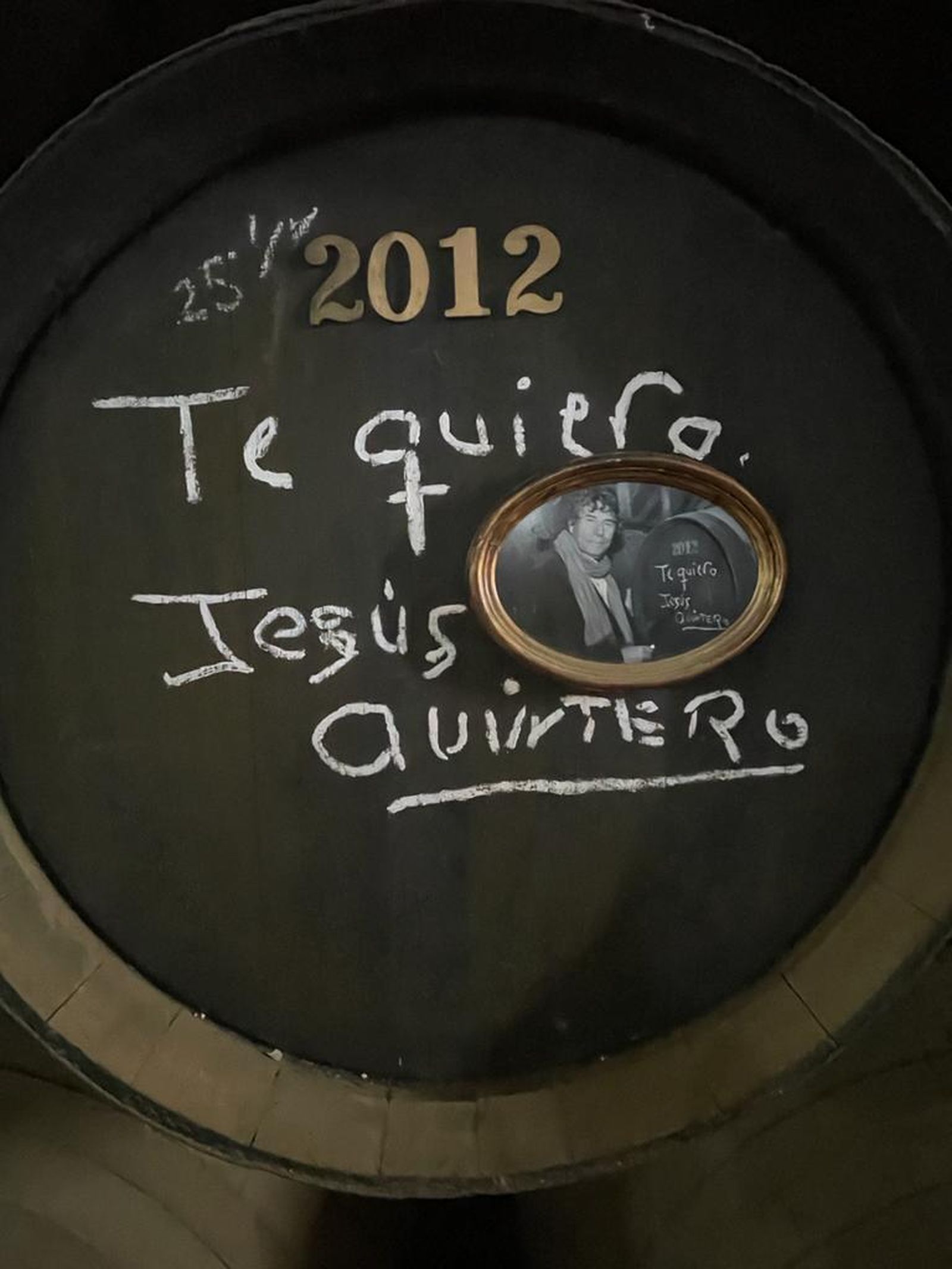 Bota de Williams & Humbert con la firma de Jesús Quintero.