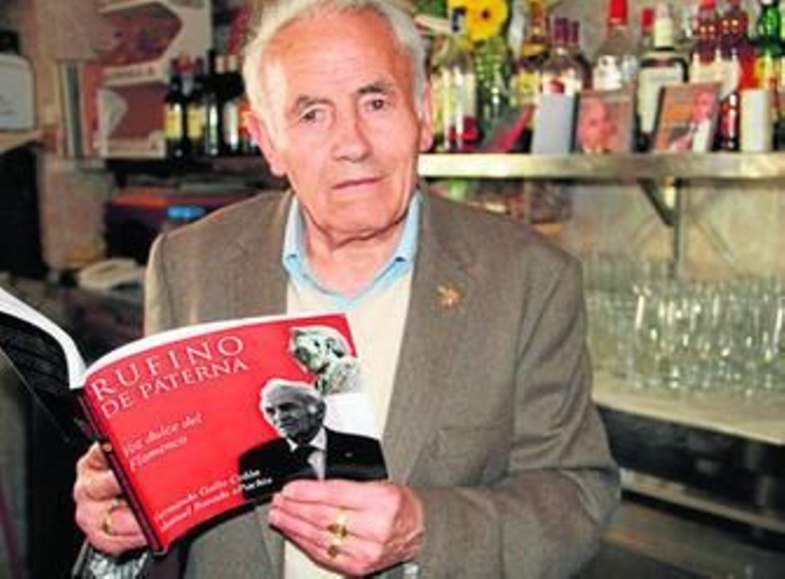 Rufino sigue al frente de un bar en Paterna donde se dan cita muchos aficionados al flamenco.