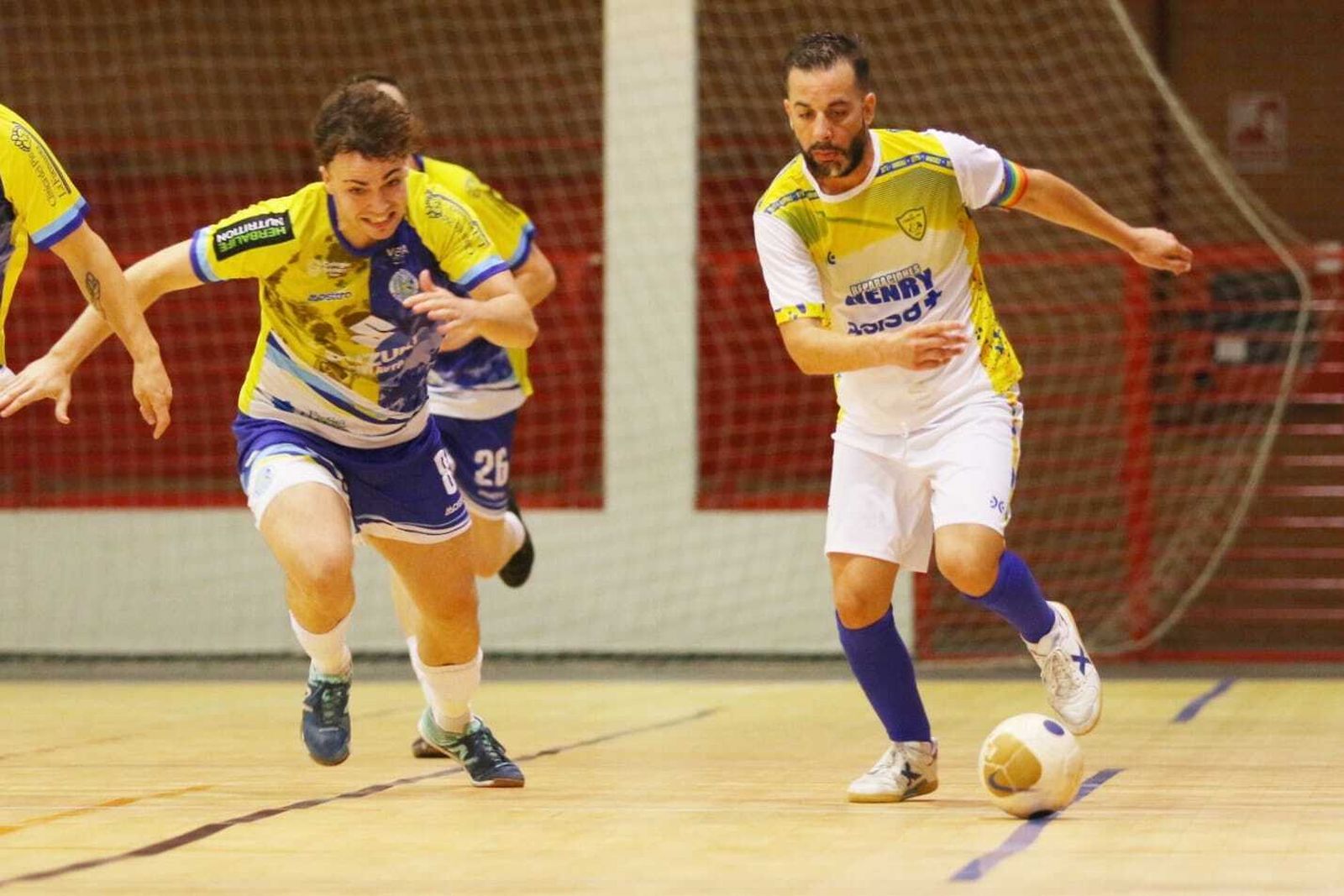 Álex del Amor se marcha de un rival con el balón controlado.
