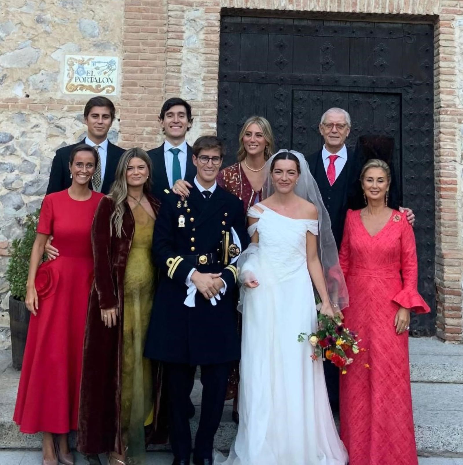 El nuevo matrimonio con la madrina Reyes Cervera, Federico, Reyes, Carmela y Javier Carvajal, Carlos Bort y Paula Novella.